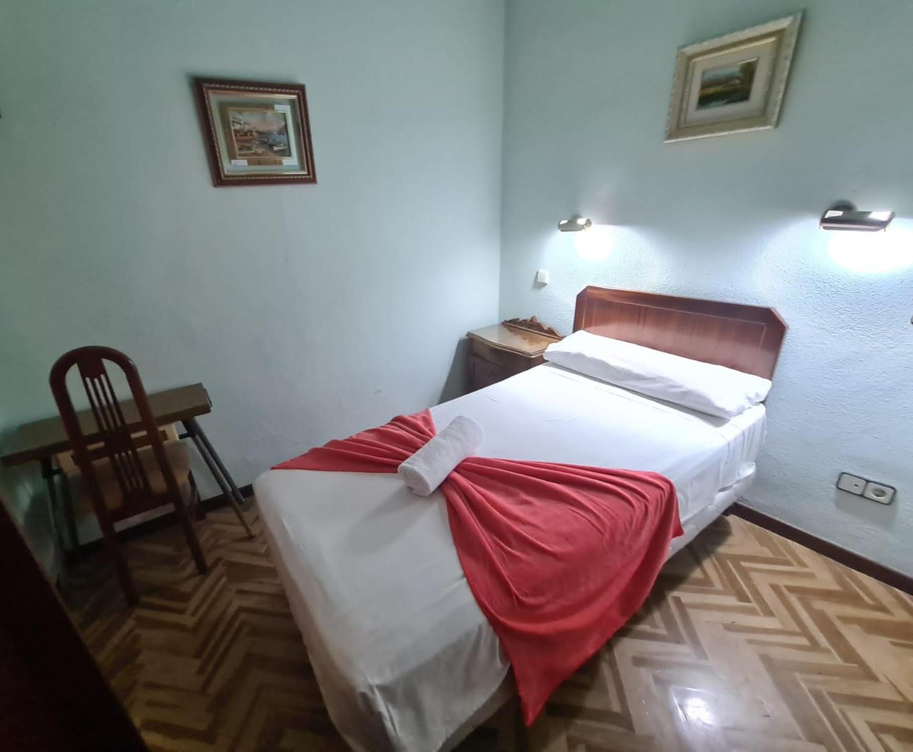 Small Single Room photo 3