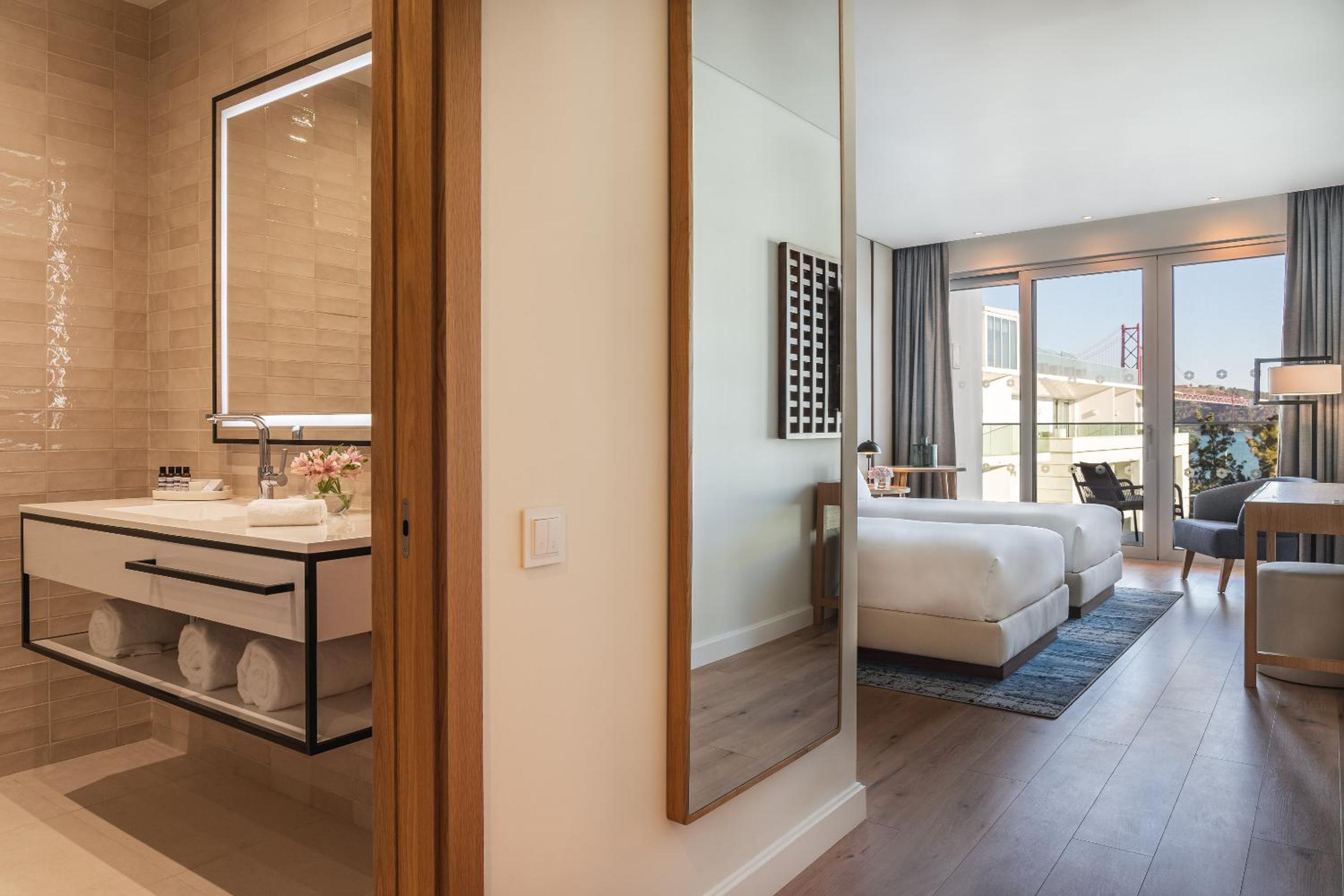 Standard Twin Room with River View - Photo 7