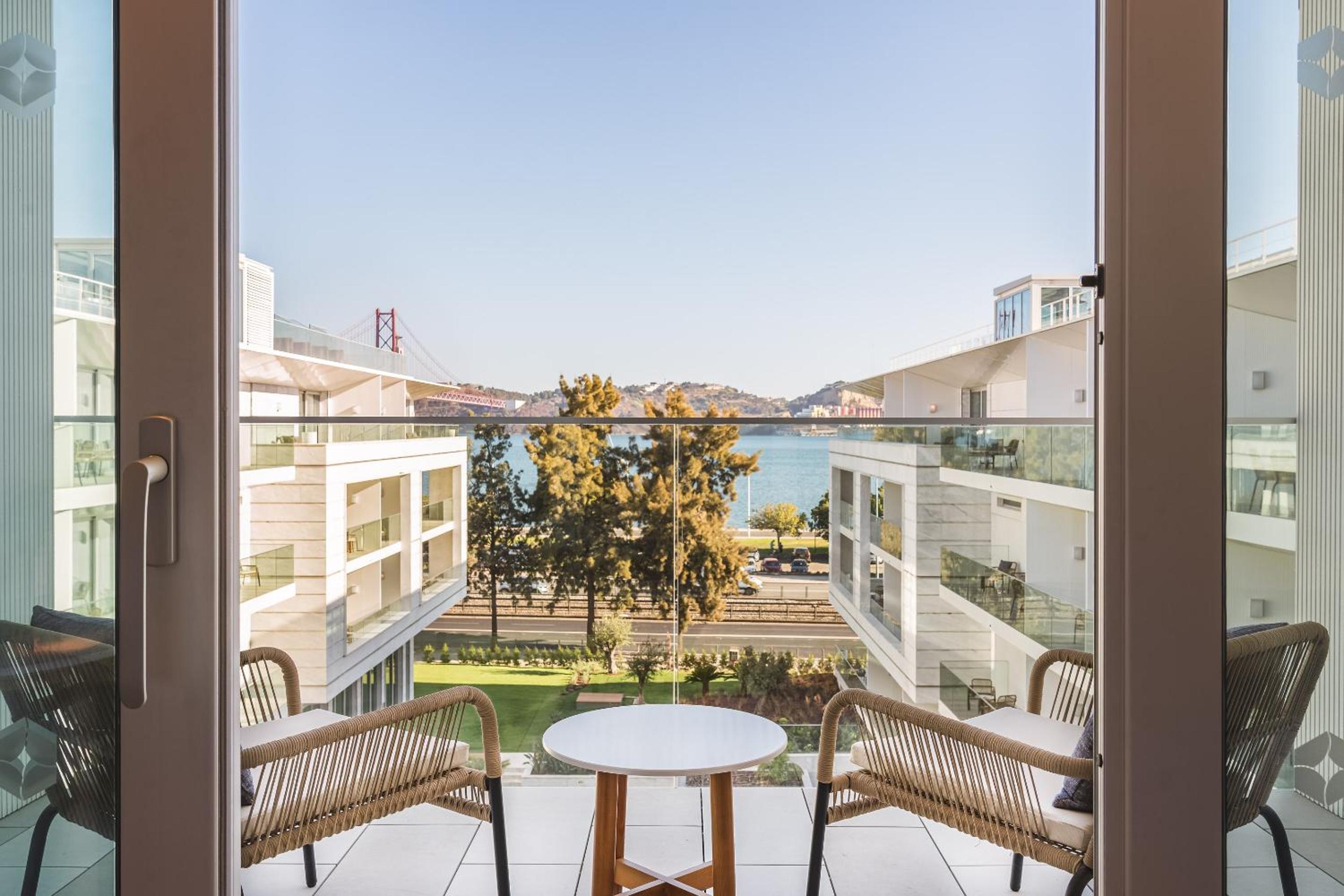 Standard Twin Room with River View - Photo 5