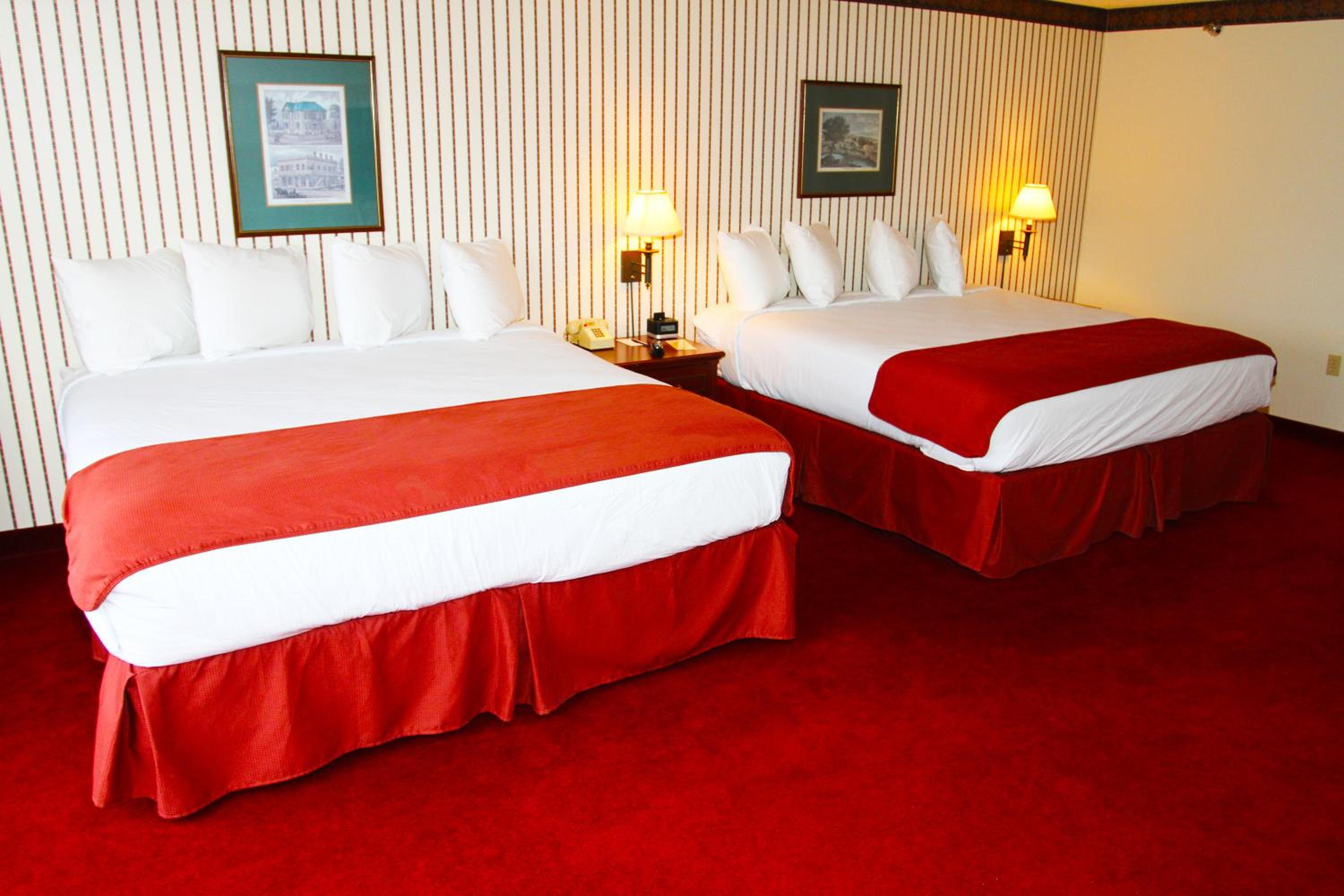 Queen Room with Two Queen Beds - Photo 2