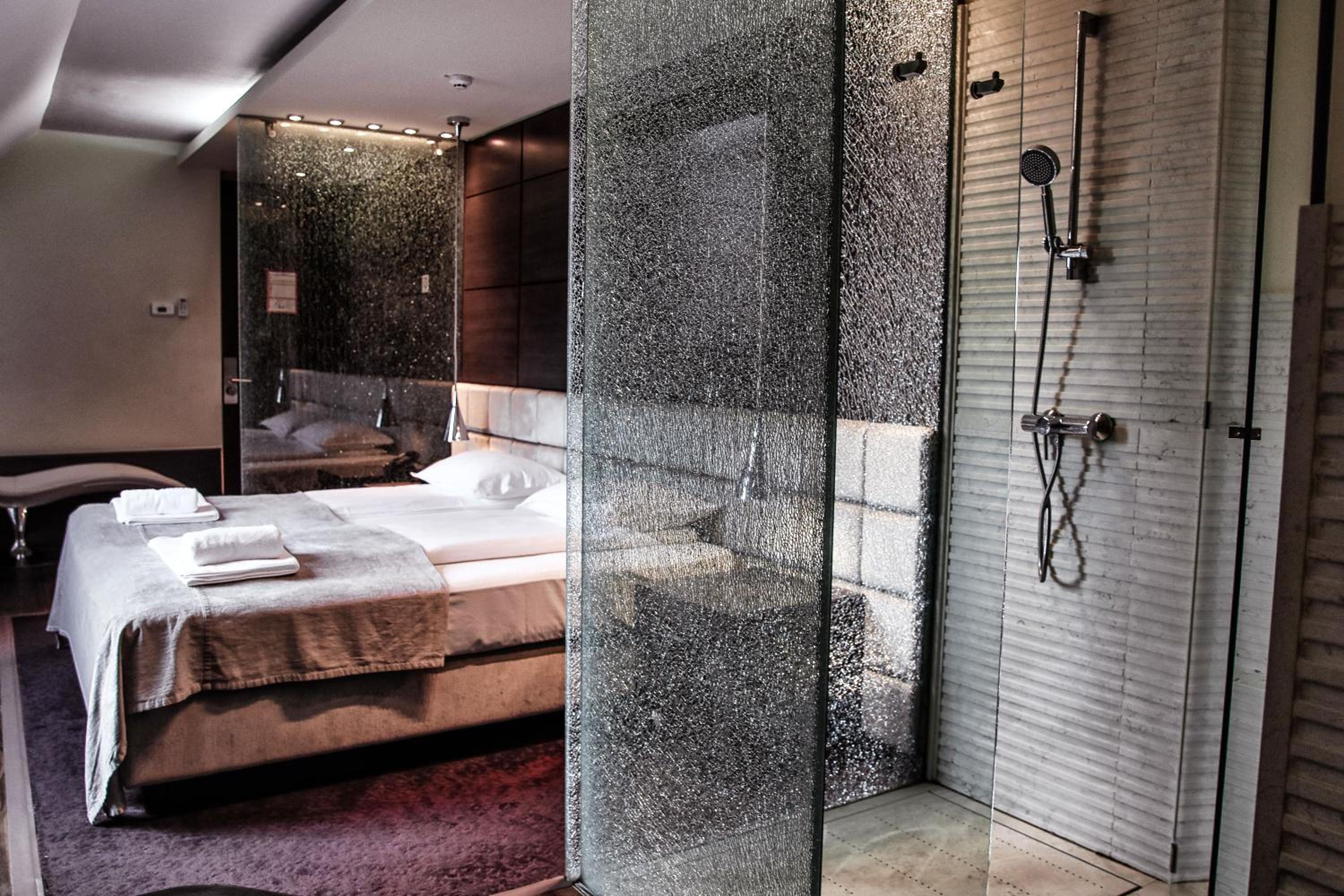 Suite with Hot Tub photo 2