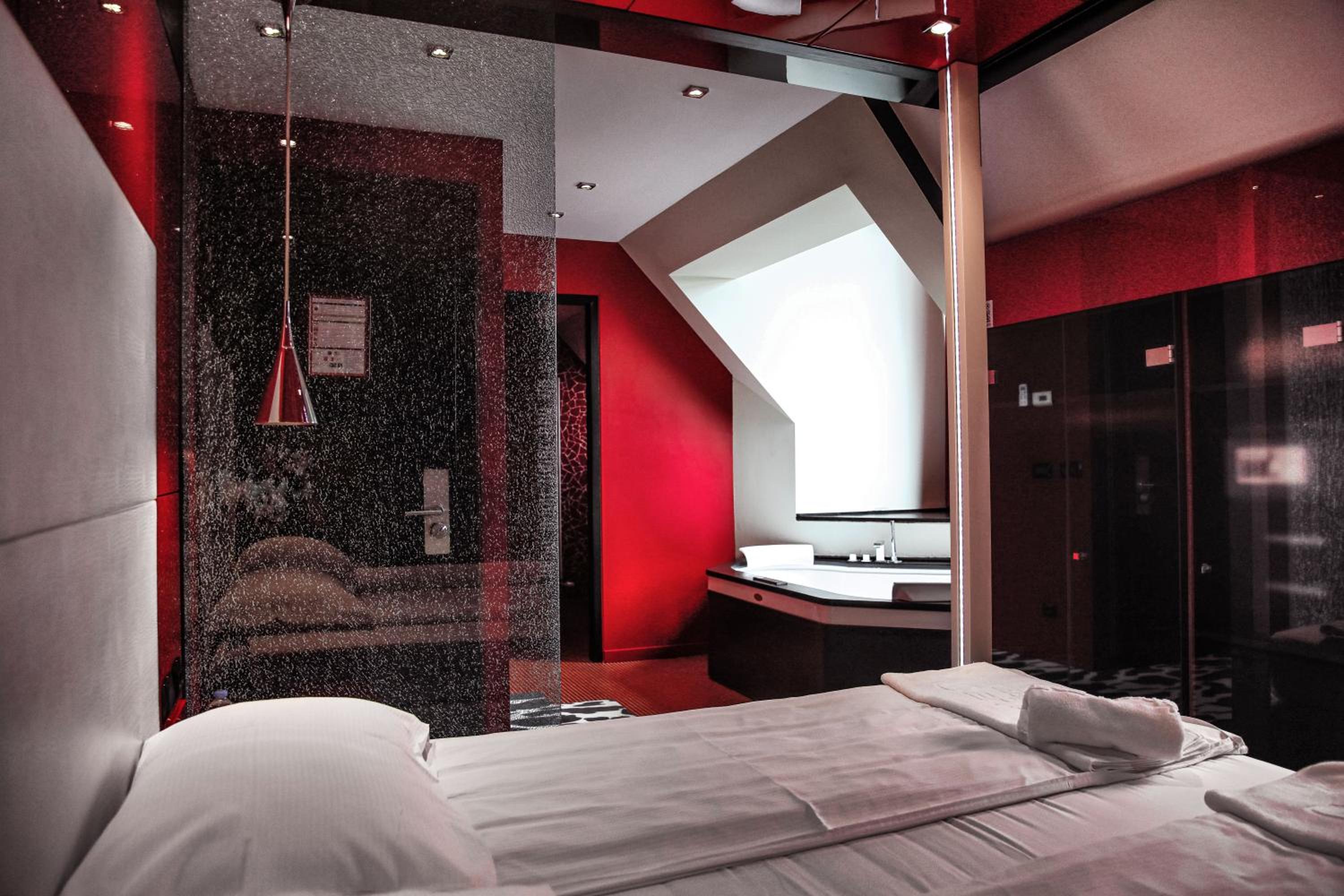 Suite with Hot Tub - Photo 2