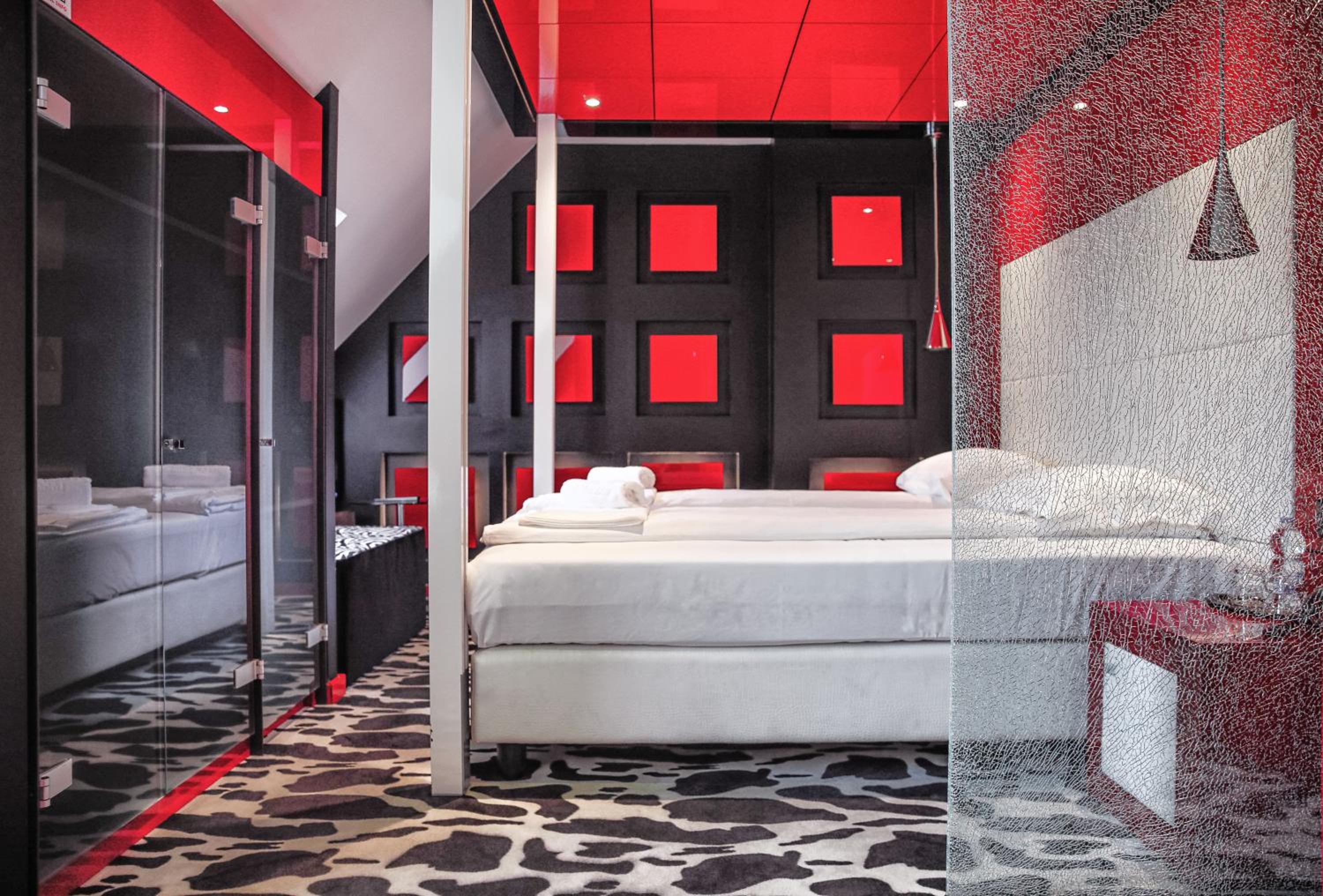 Suite with Hot Tub - Photo 1