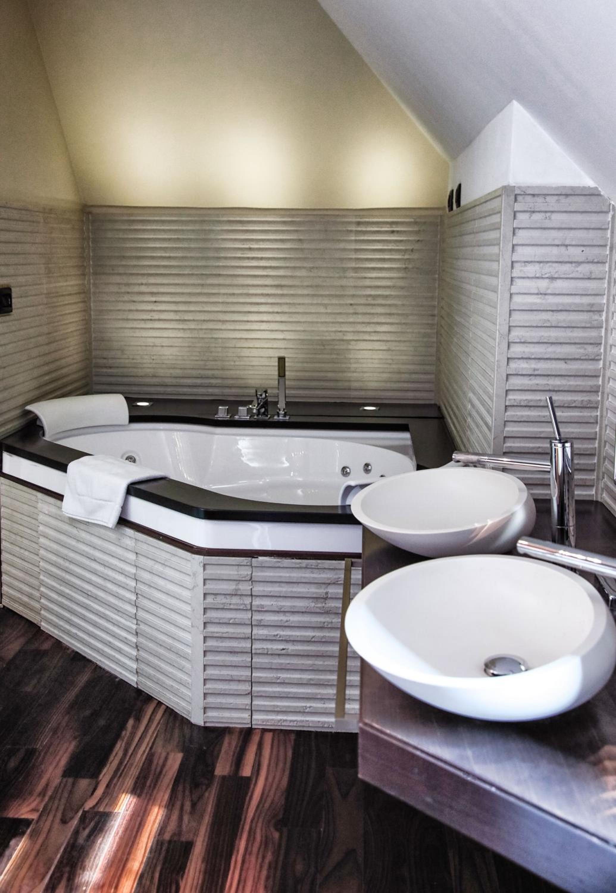 Suite with Hot Tub photo 3