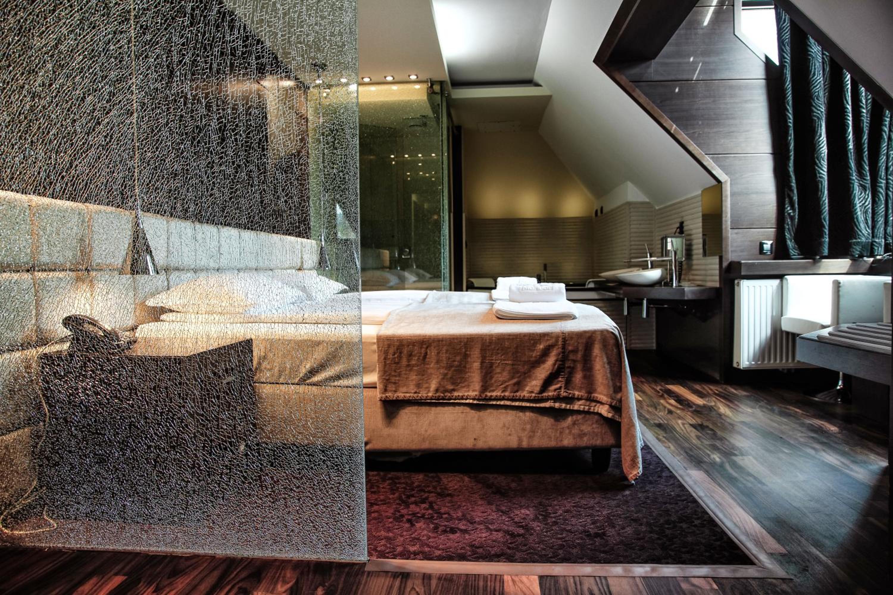 Suite with Hot Tub photo 1