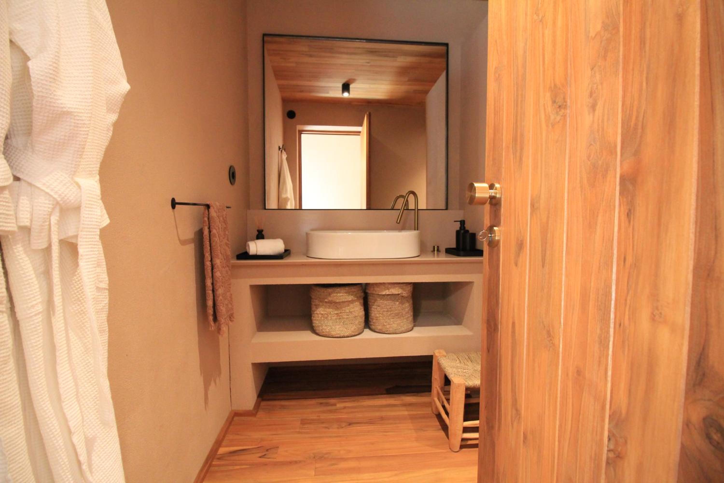 Standard Suite - Photo 10