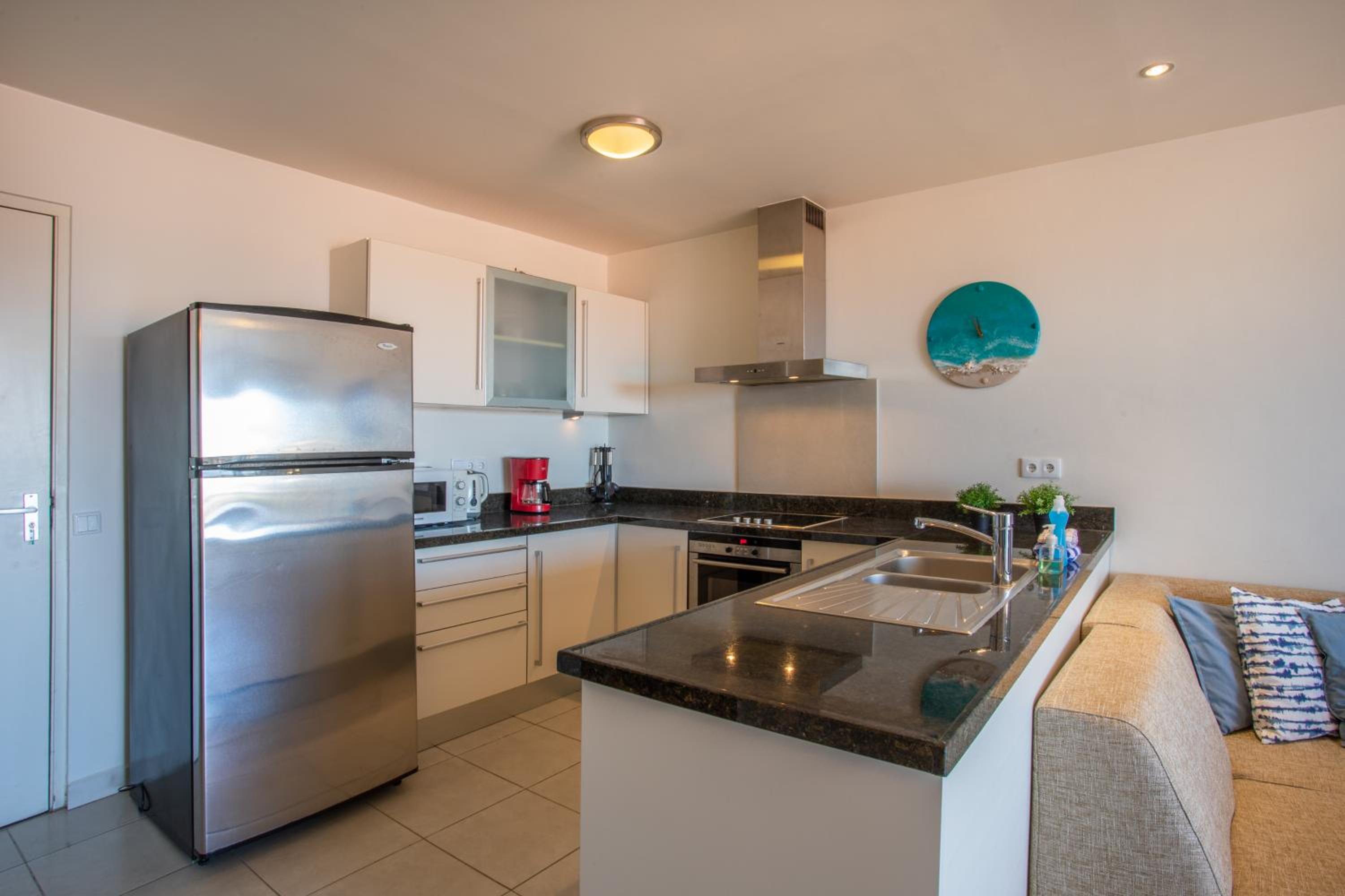 One-Bedroom Apartment with Balcony and Sea View photo 2