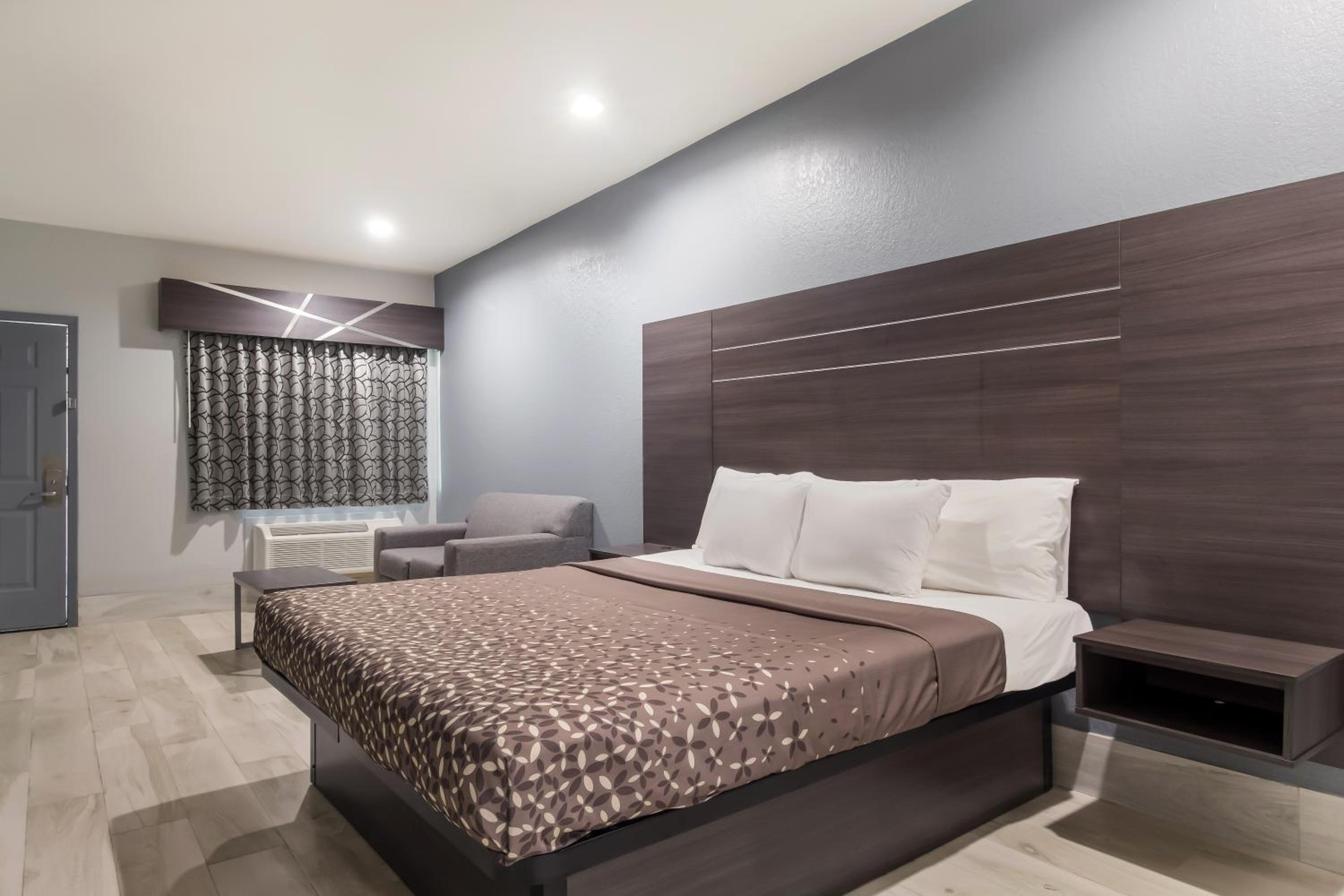 One King Bed - Photo 3