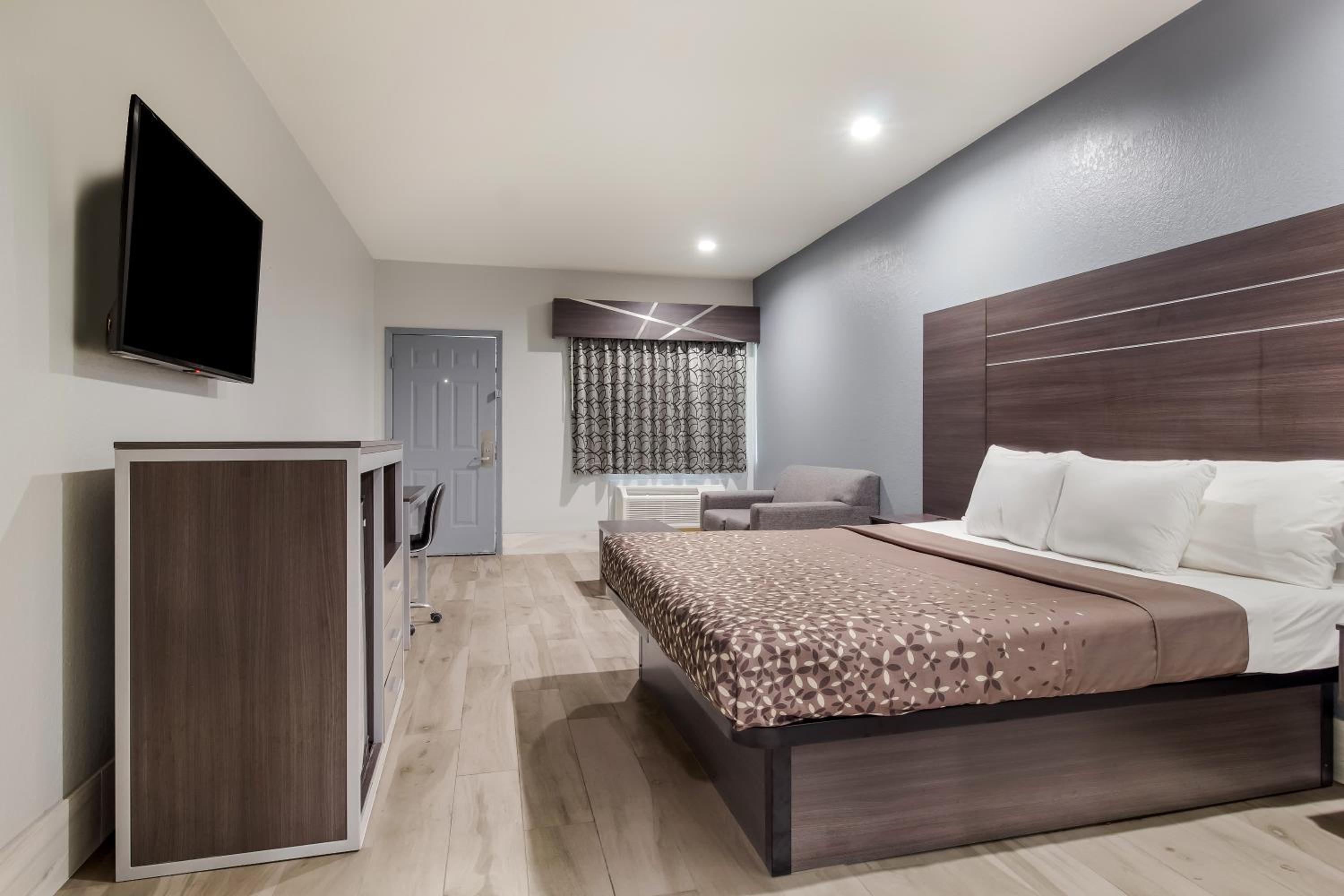 One King Bed - Photo 2