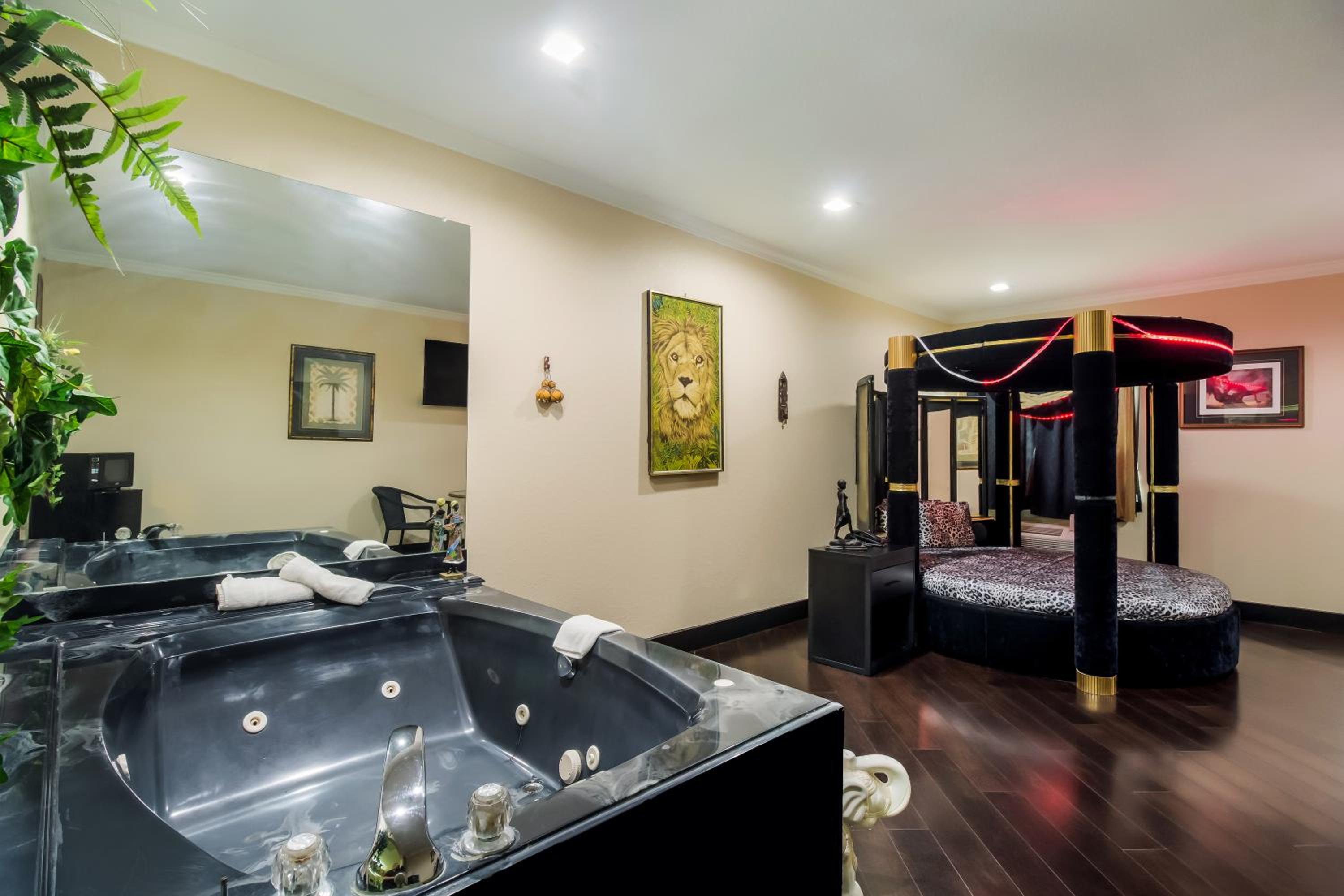 One King Bed Jacuzzi  - Photo 2