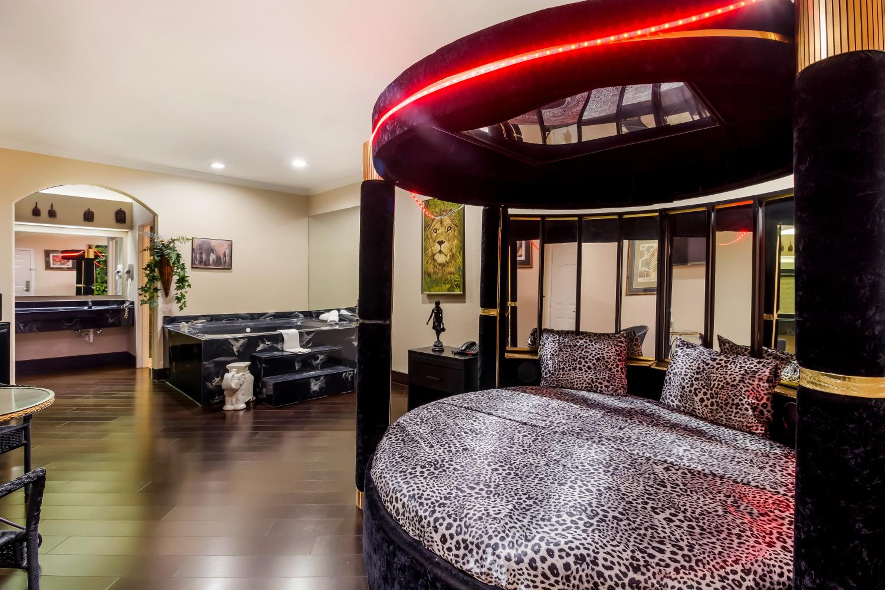 One King Bed Jacuzzi  - Photo 1