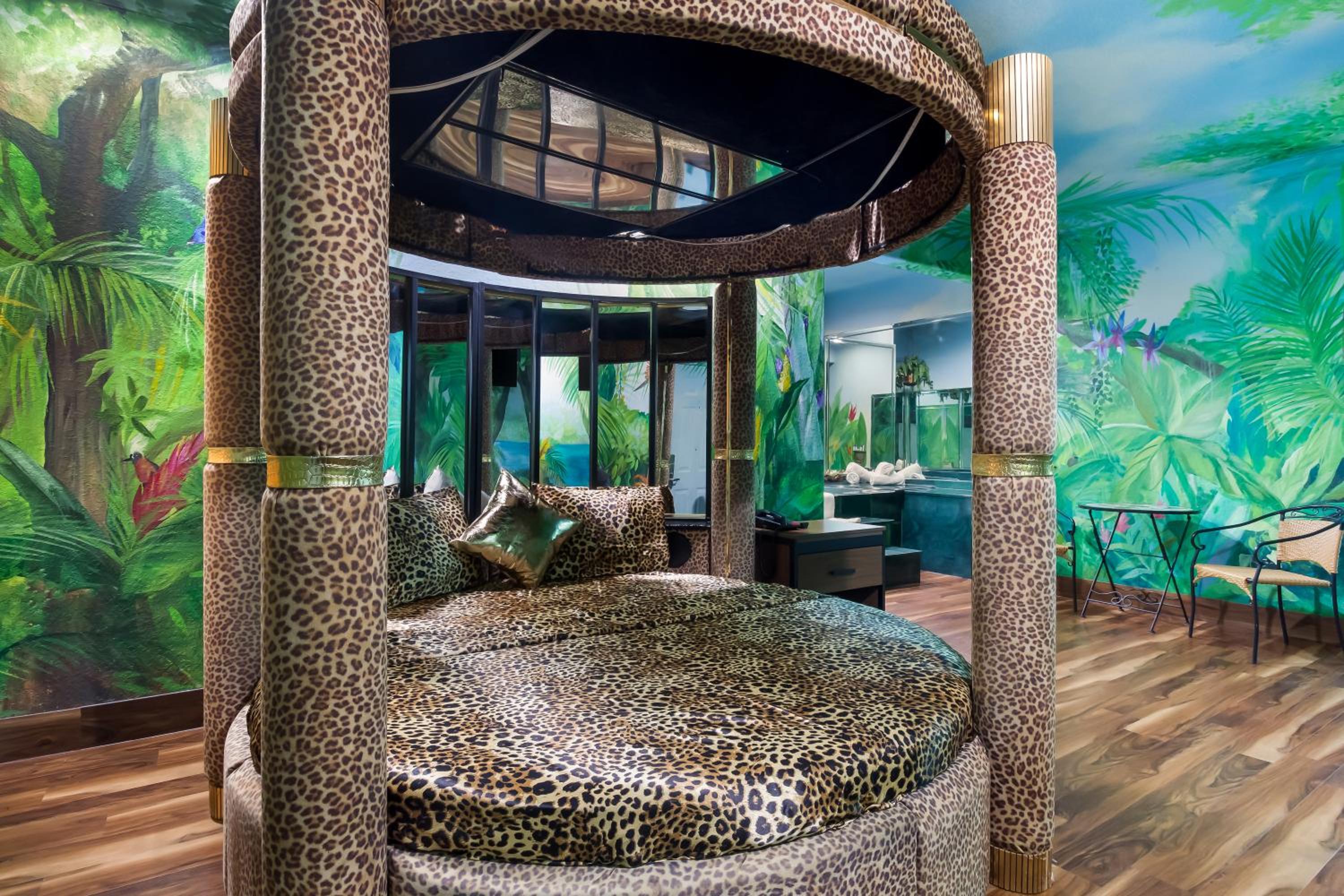 One King Bed Jacuzzi  - Photo 3
