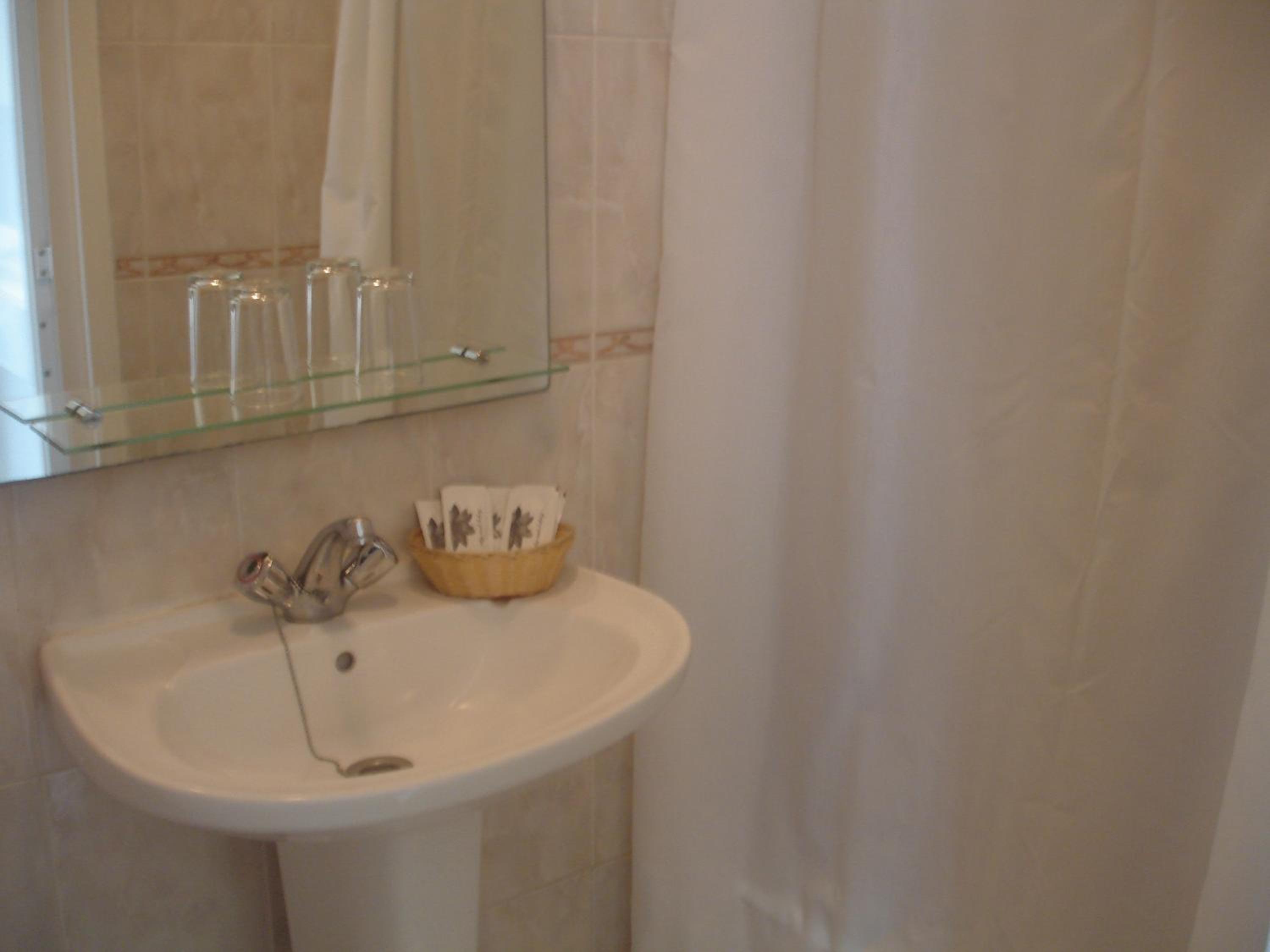 Standard Double Or Twin Room With Private Bathroom photo 2
