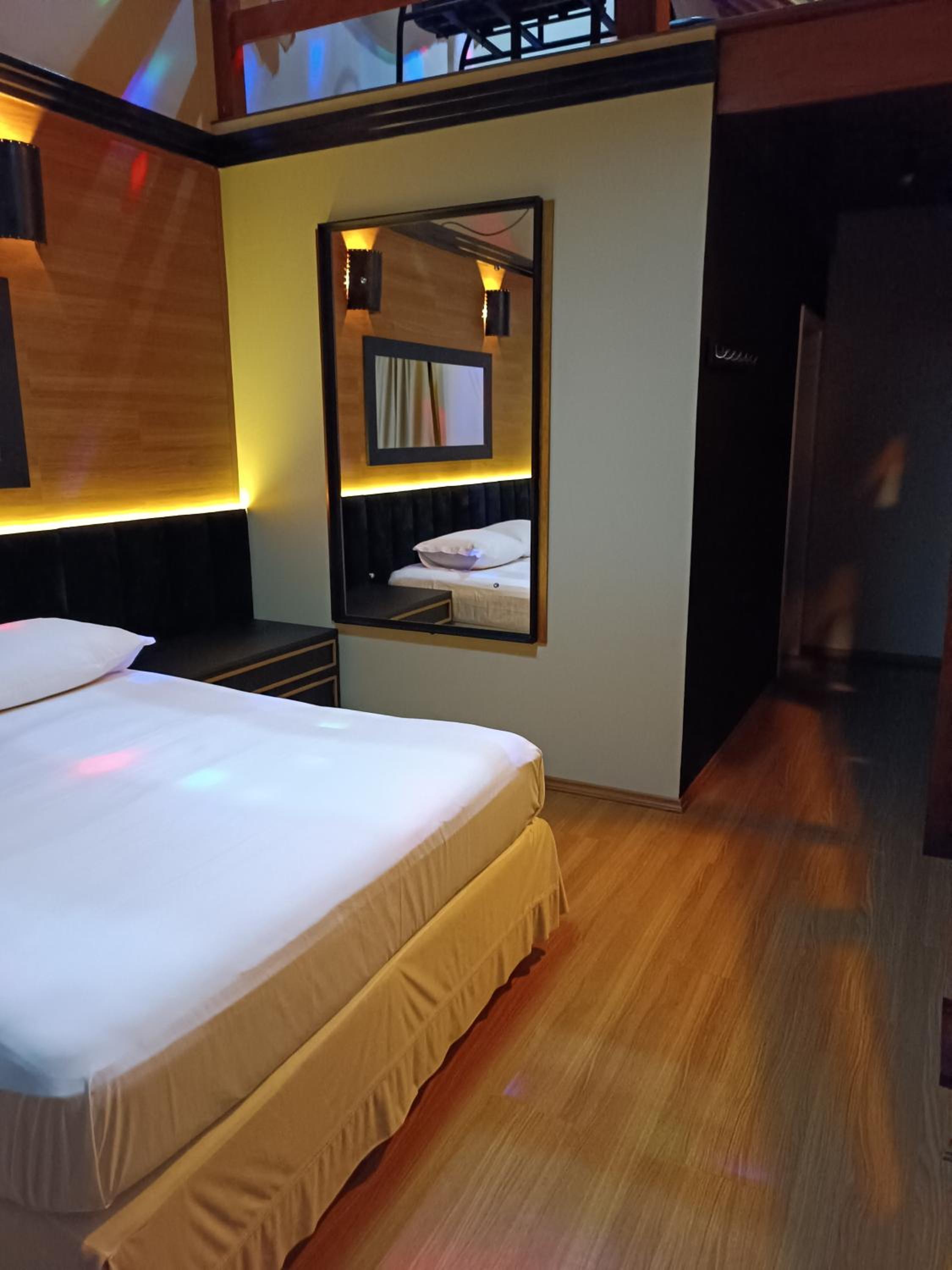 Executive Double Room with Hot Tub - Photo 2