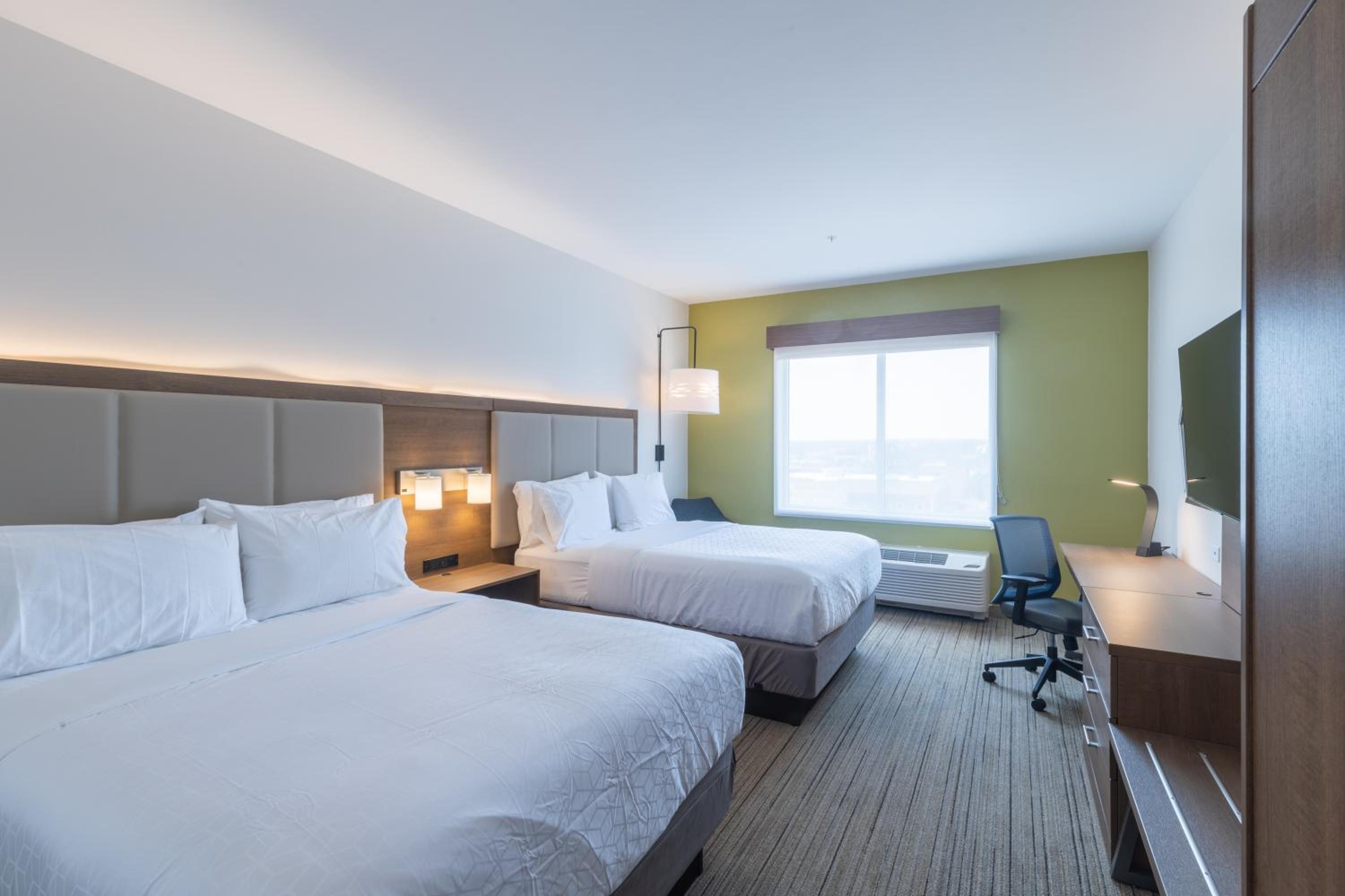Standard Queen Room with Two Queen Beds - Photo 2