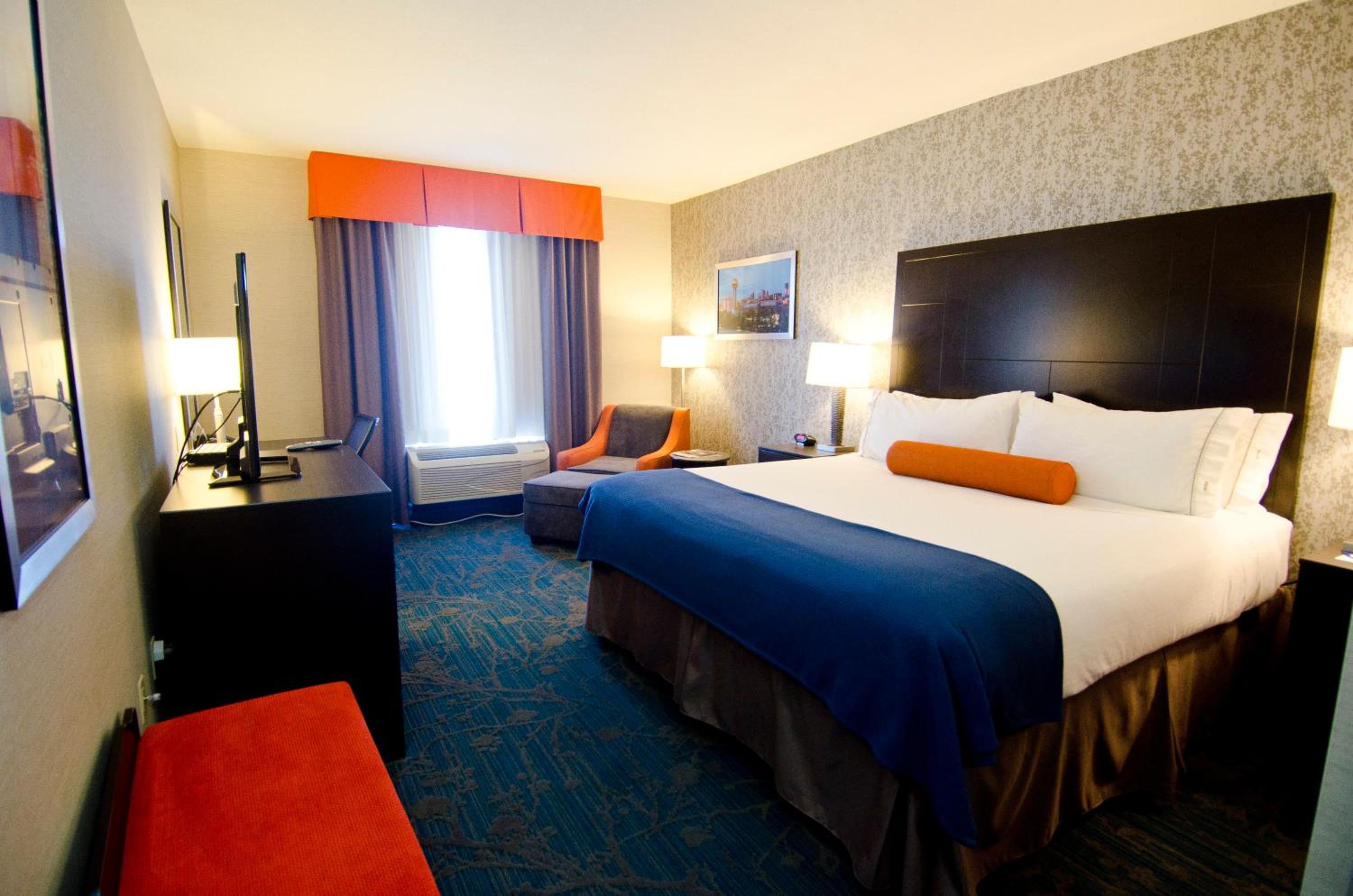 King Suite with Tub and Sofa Bed - Mobility Accessible