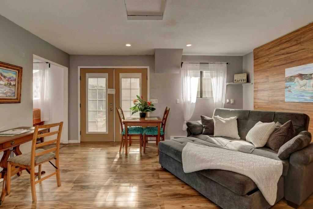One-Bedroom House photo 1
