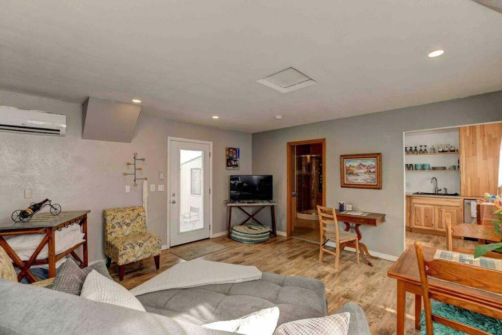 One-Bedroom House photo 2