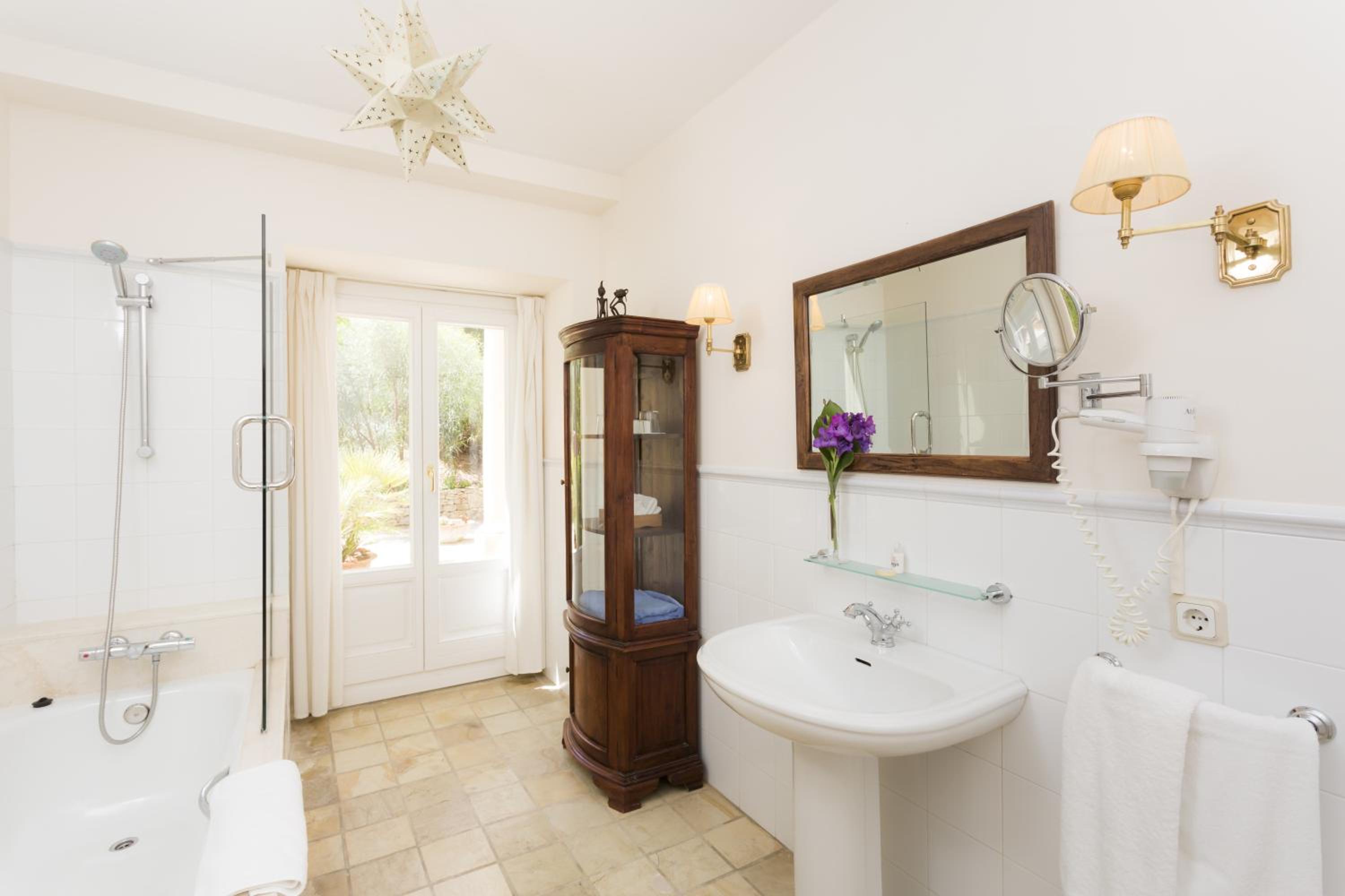 Double Room - Photo 13