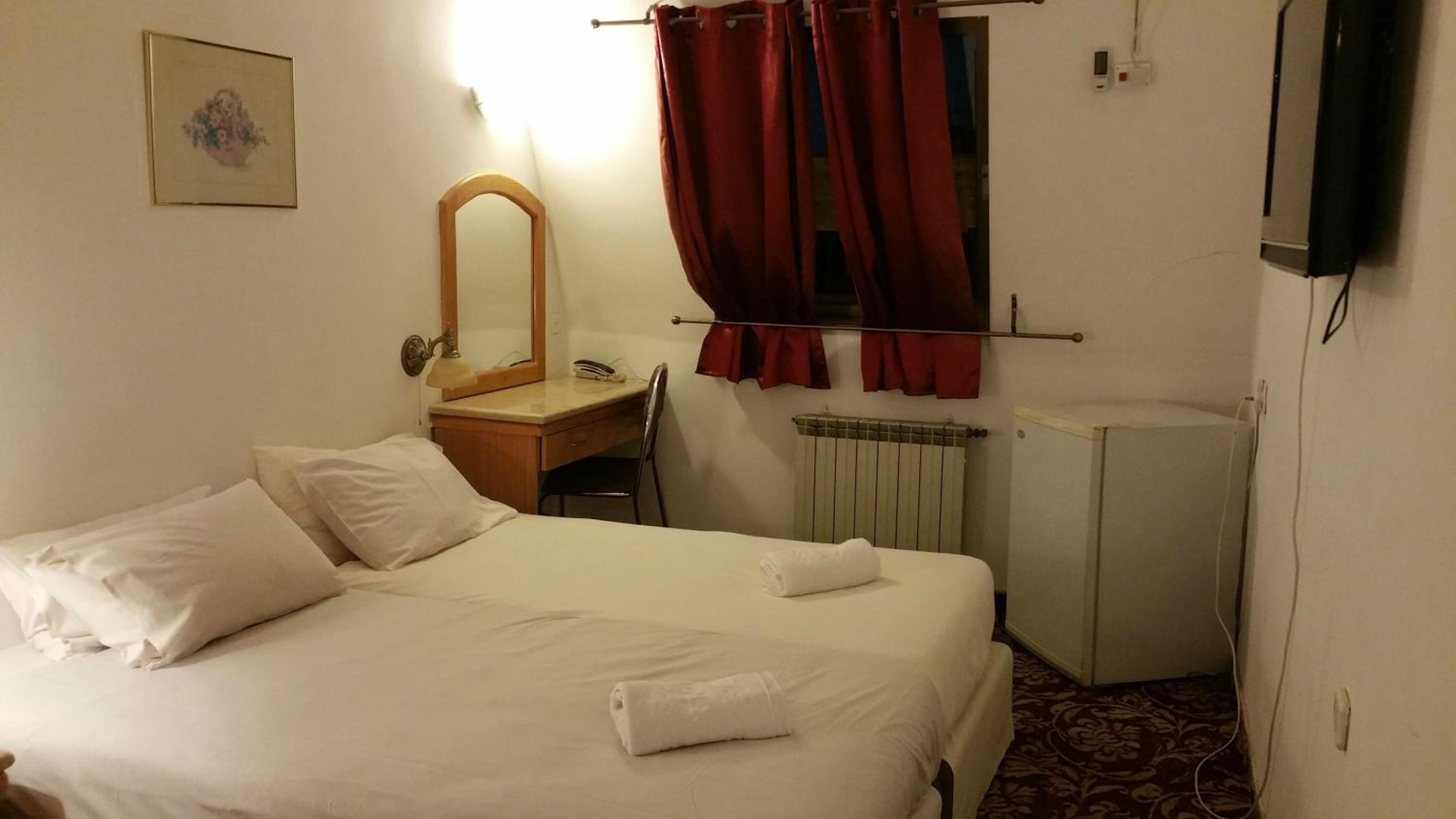 Standard Twin Room - Photo 8