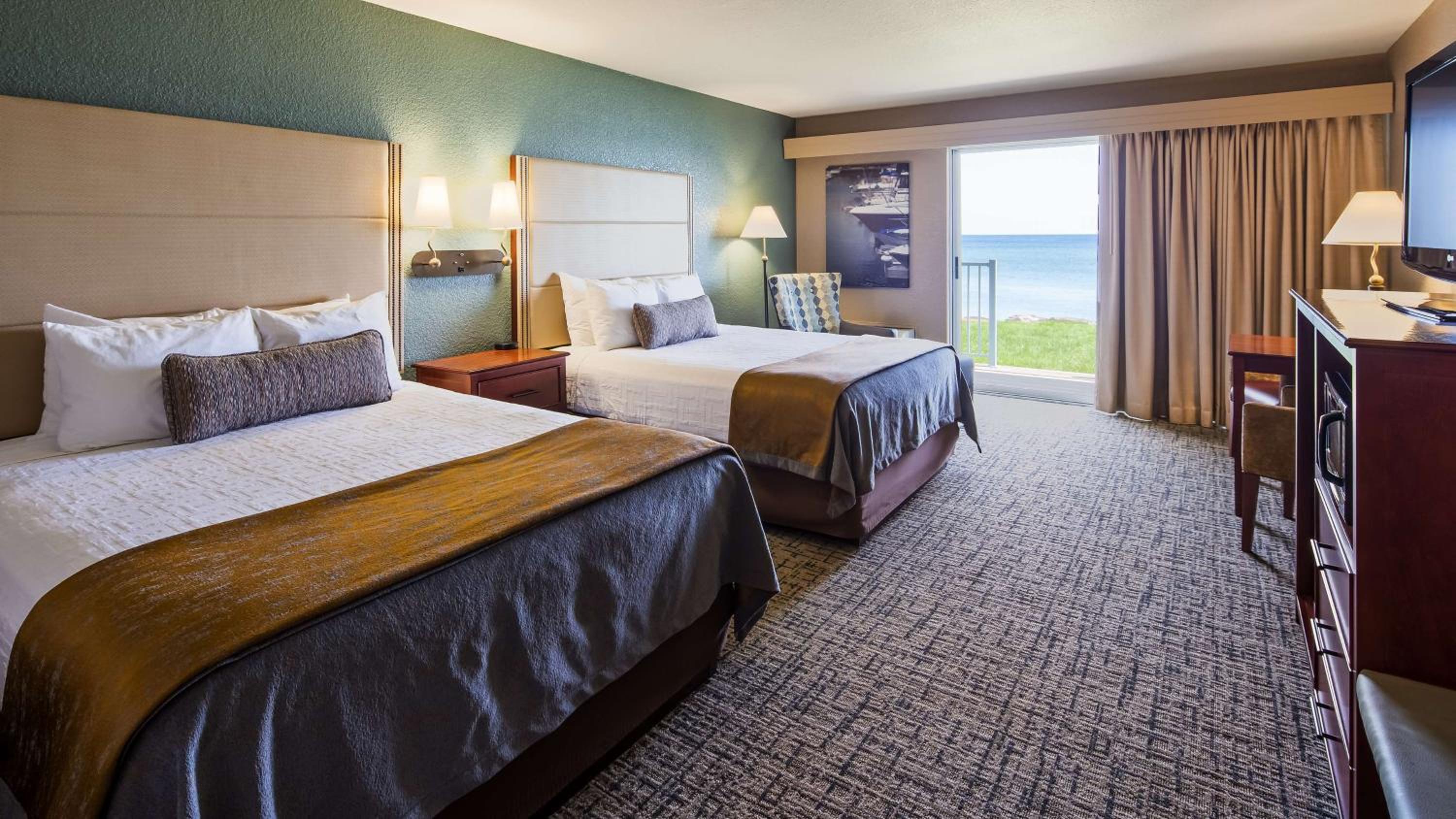 Three-Bedroom Apartment with Four Queen Beds and Balcony