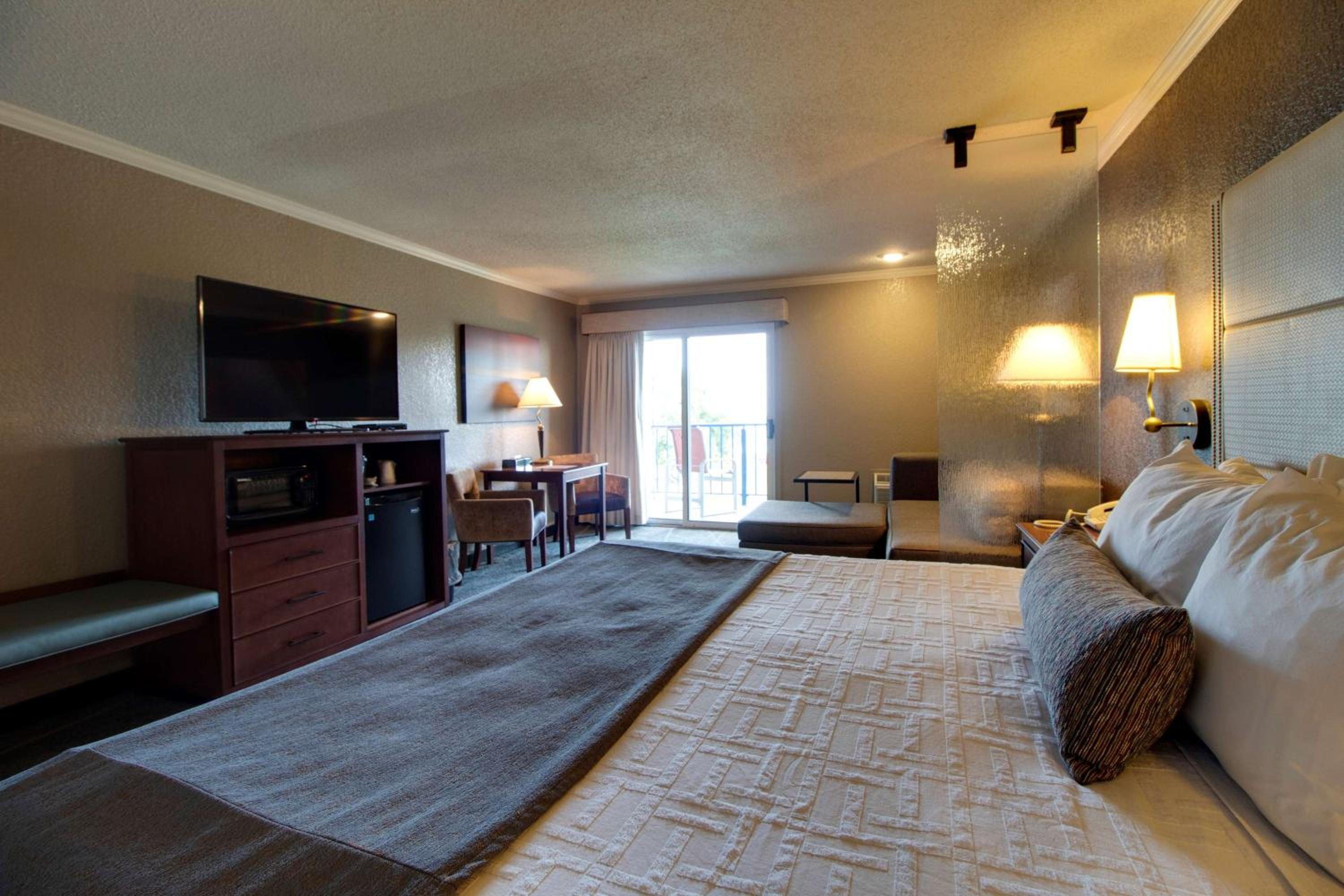 King Suite with Balcony and Lake View - Non-Smoking