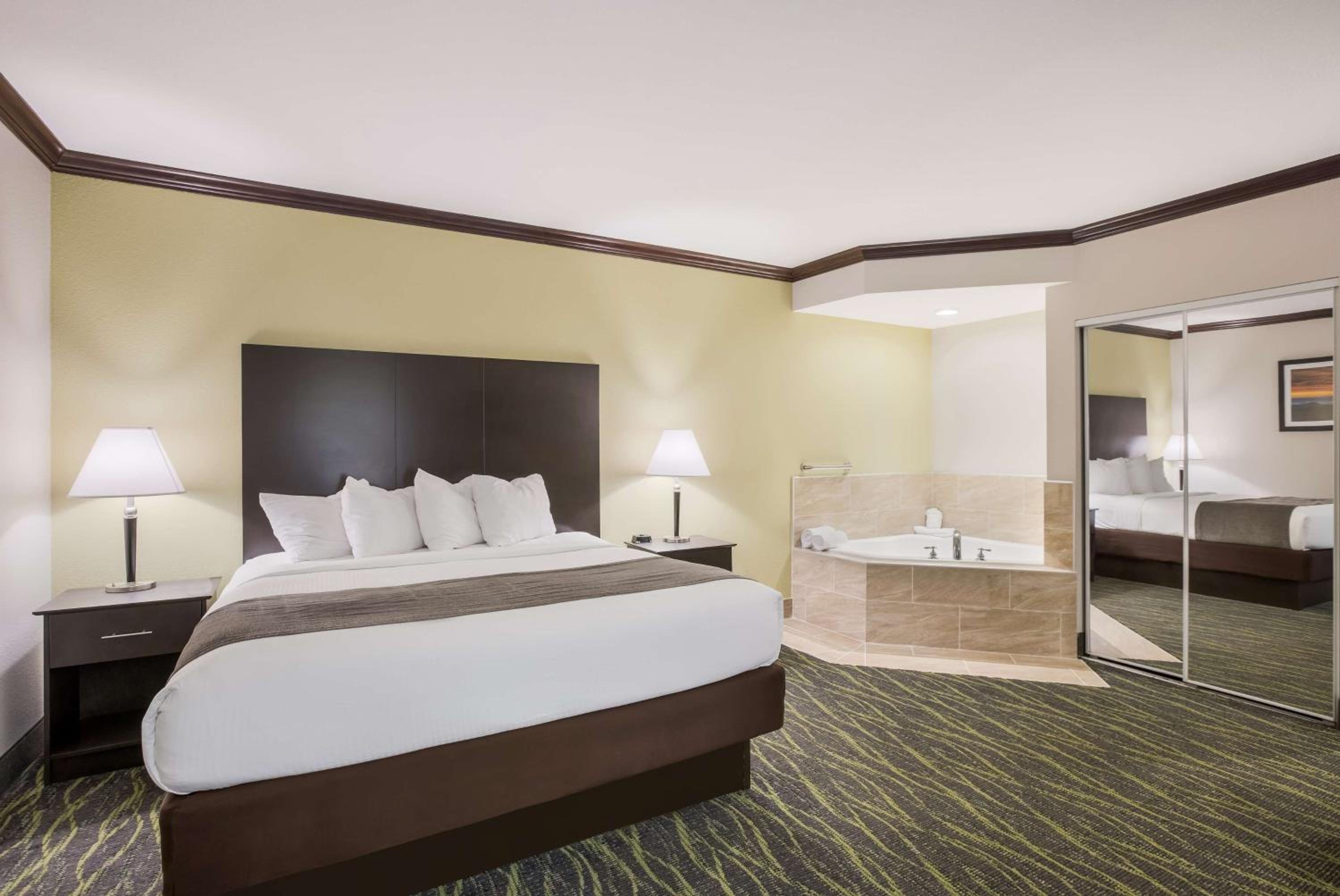 King Room with Jetted Tub - Non-Smoking - Photo 3