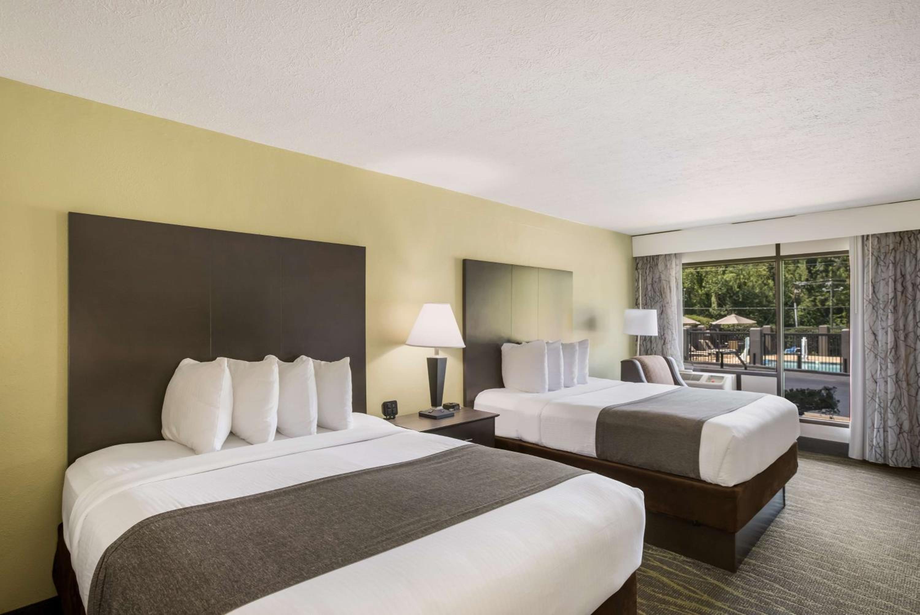 Queen Room with Two Queen Beds - Non-Smoking - Photo 3