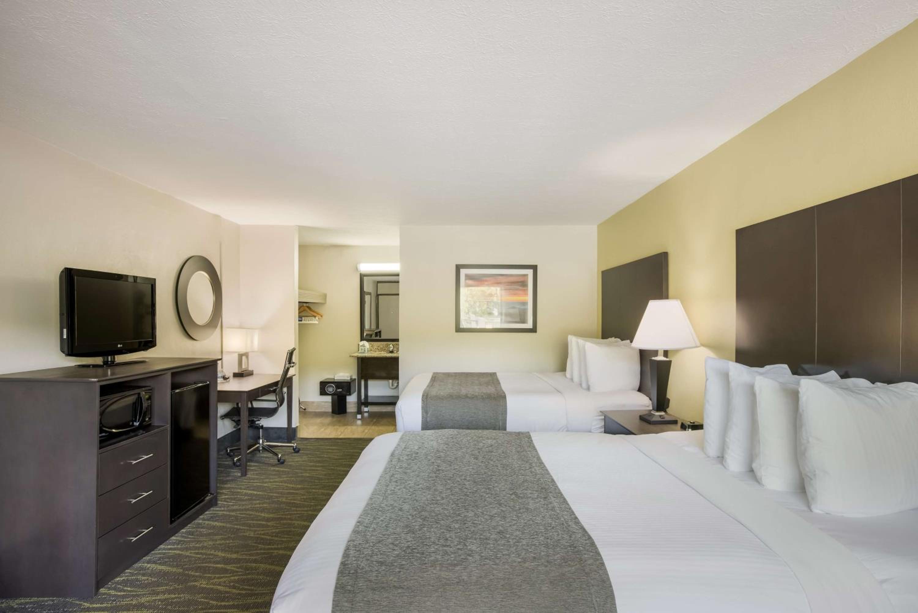 Queen Room with Two Queen Beds - Non-Smoking - Photo 2