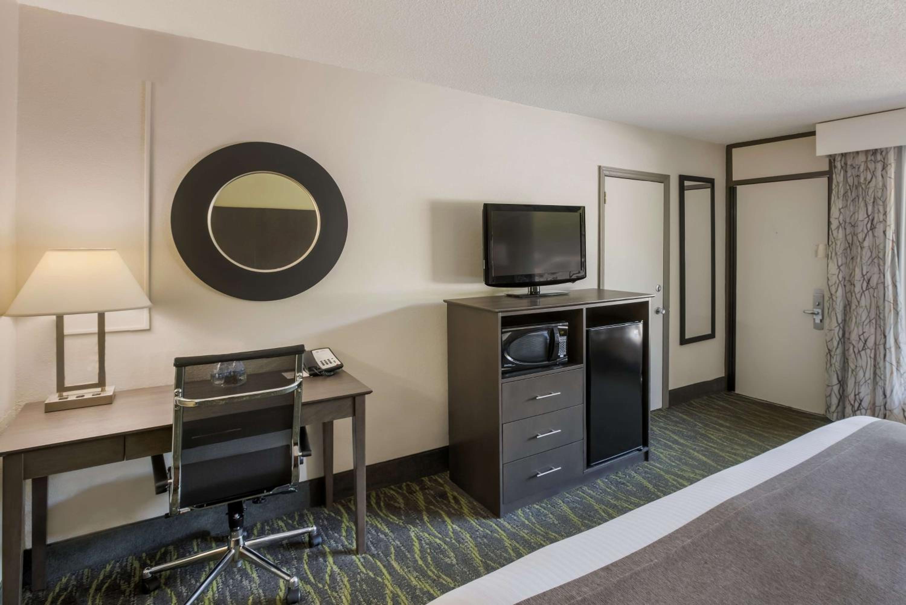 King Room - Non-Smoking - Photo 3