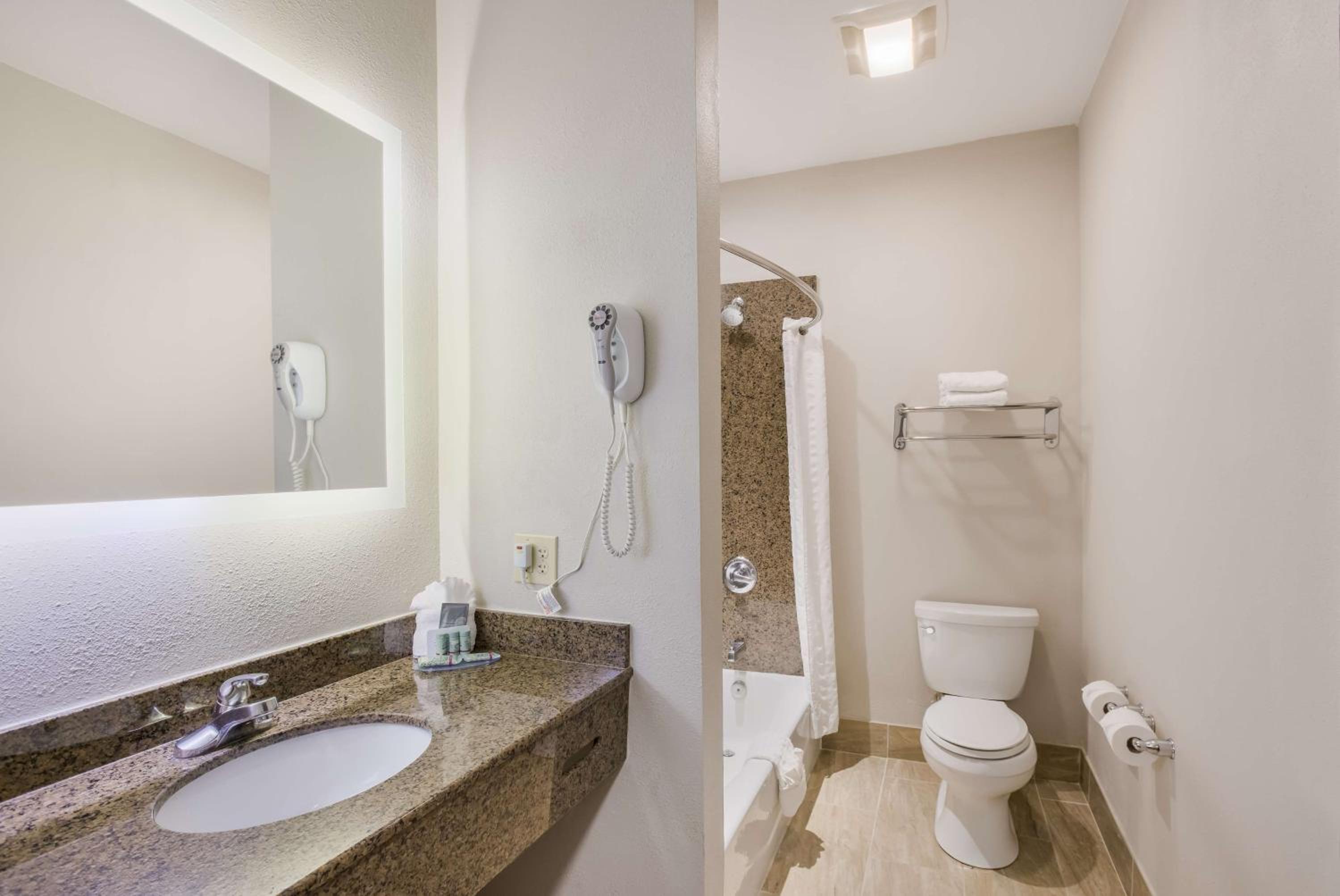 King Room with Jetted Tub - Non-Smoking - Photo 4