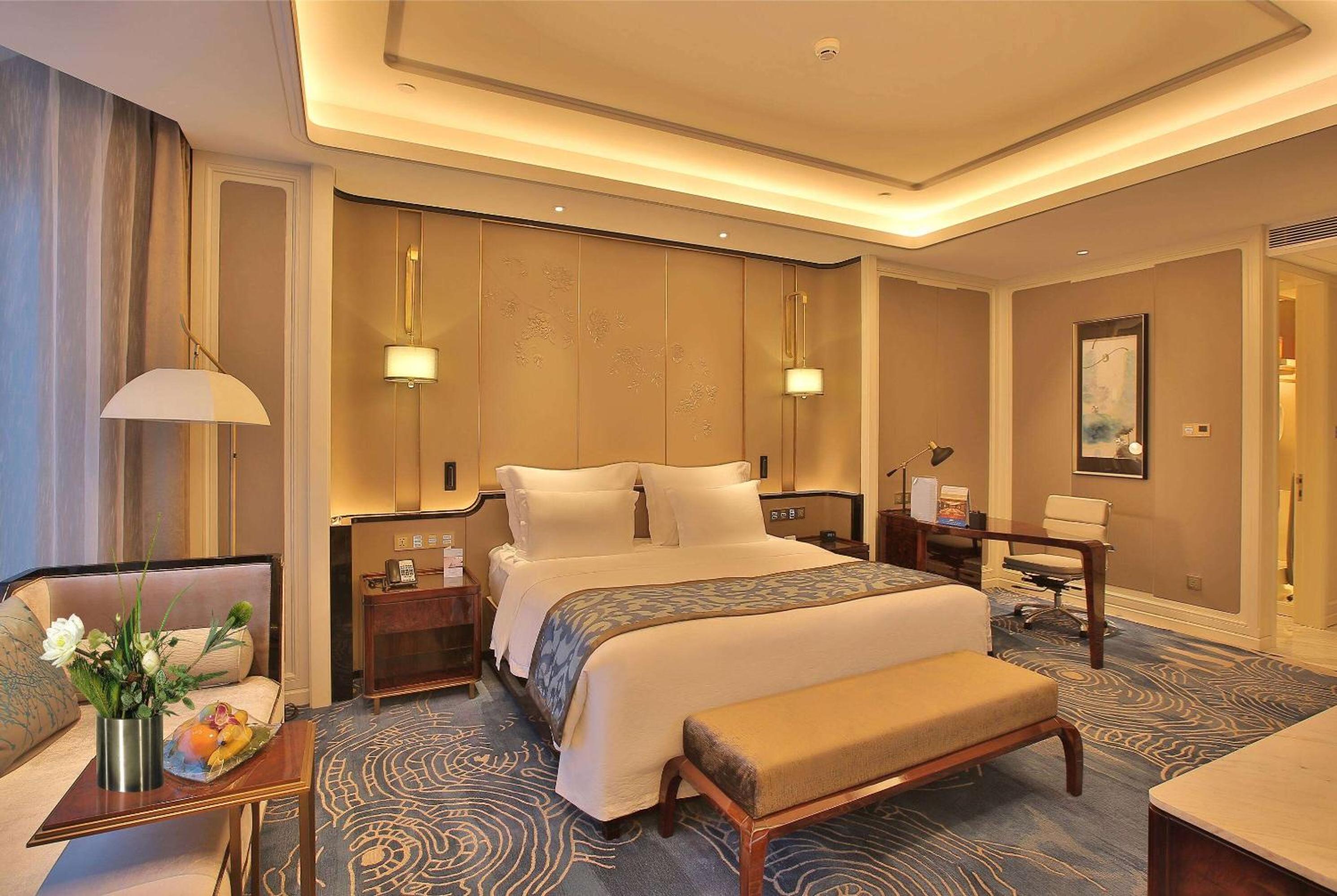 Elegant Executive Room with King Bed (inclusive First Day Mini Bar & Welcome Fruit & Cookies + Daily One Self-Service Laundry Voucher) - Photo 1