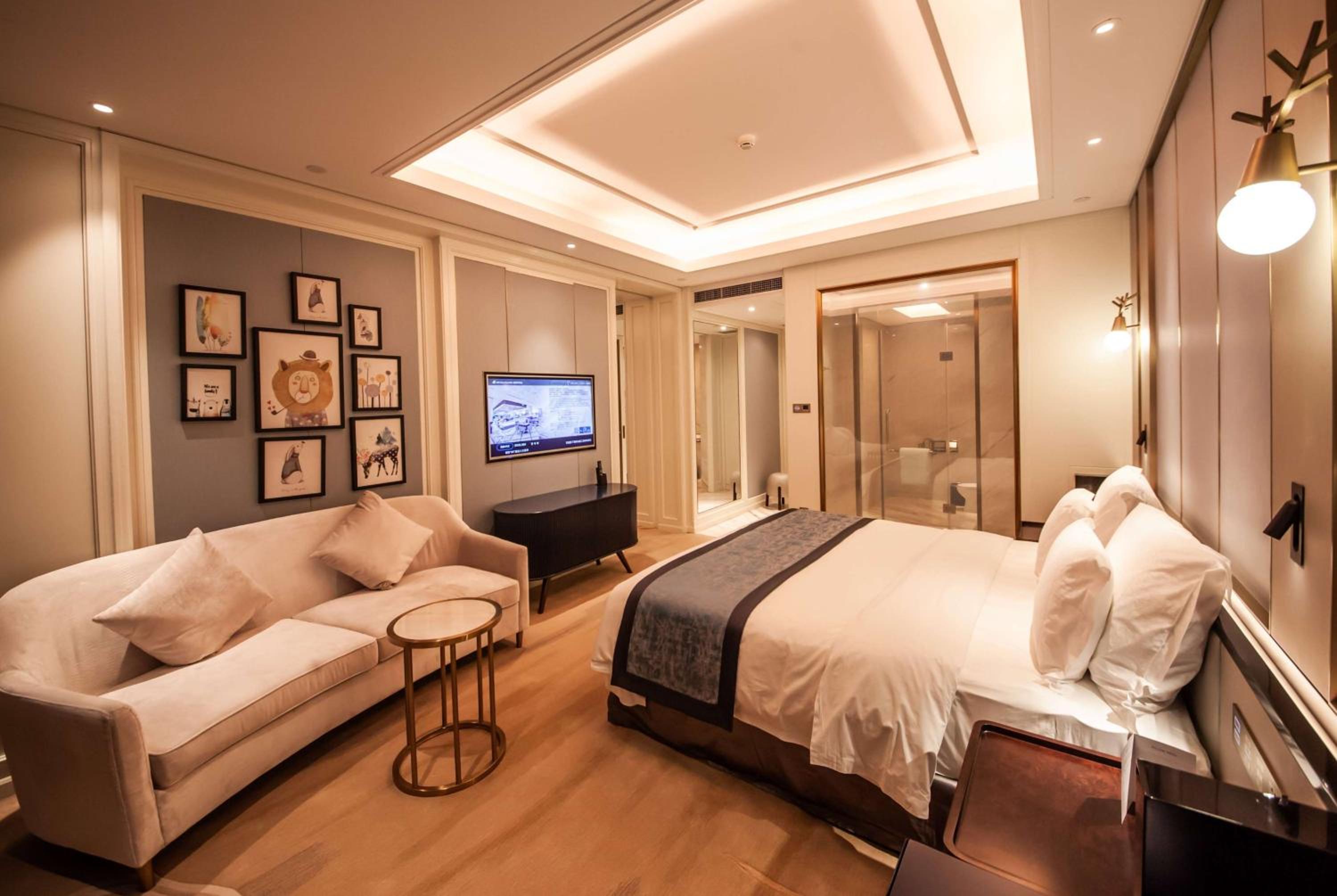 Elegant family suite with 2 king bed rooms - Photo 1