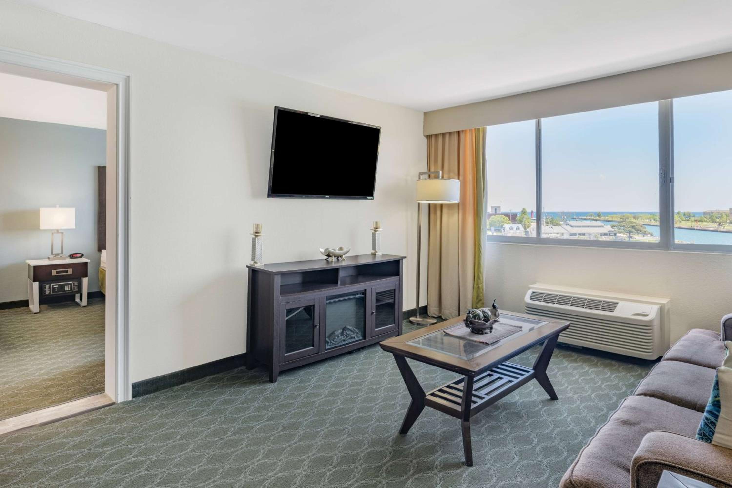 One-Bedroom Bridal Suite with Lake View - Non-Smoking - Photo 7