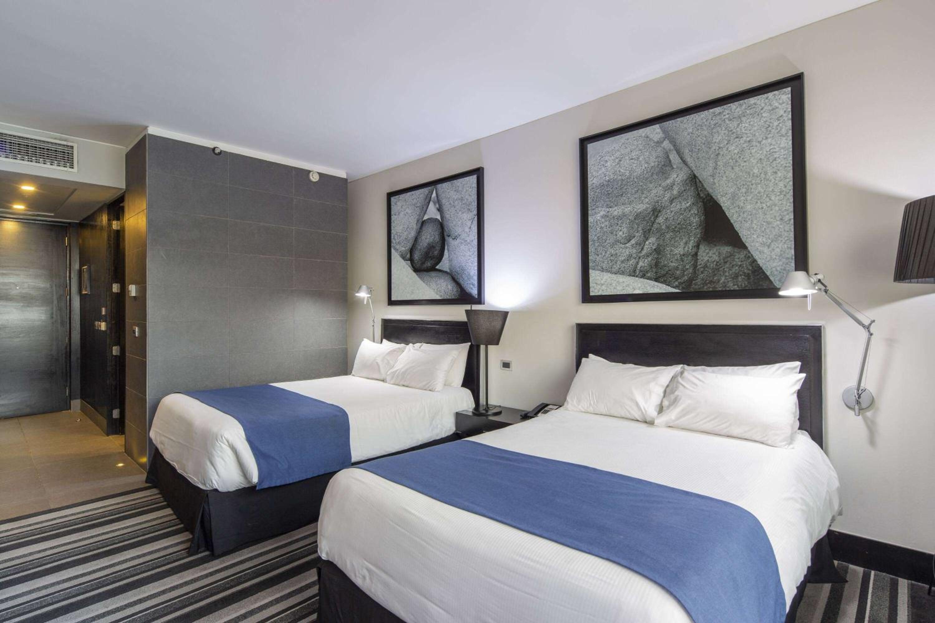 Double Room with Two Double Beds - Non-Smoking - Photo 2