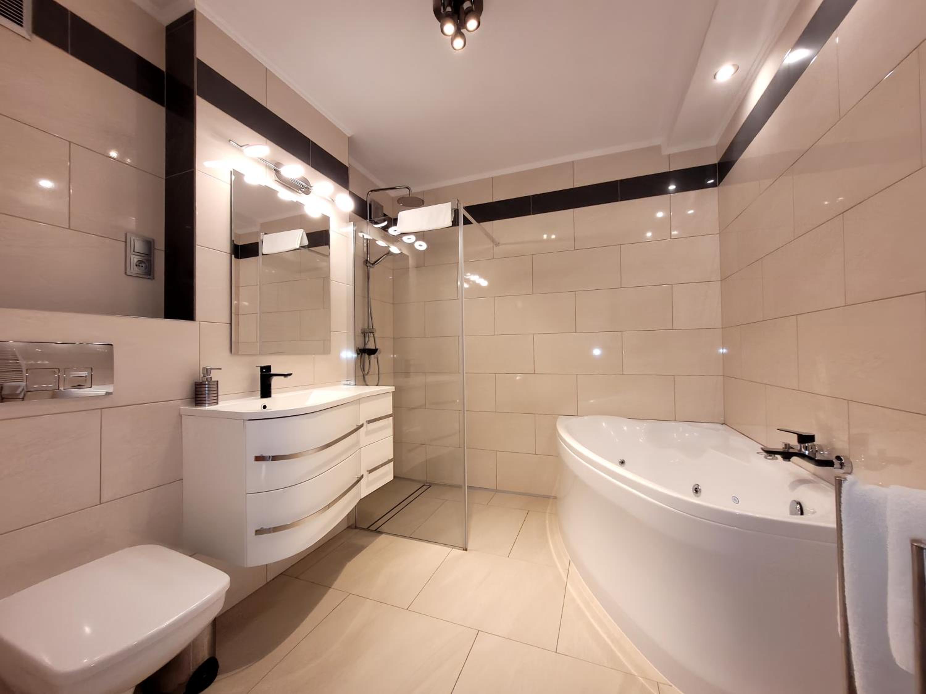 Deluxe Suite with Spa Bath - Photo 6