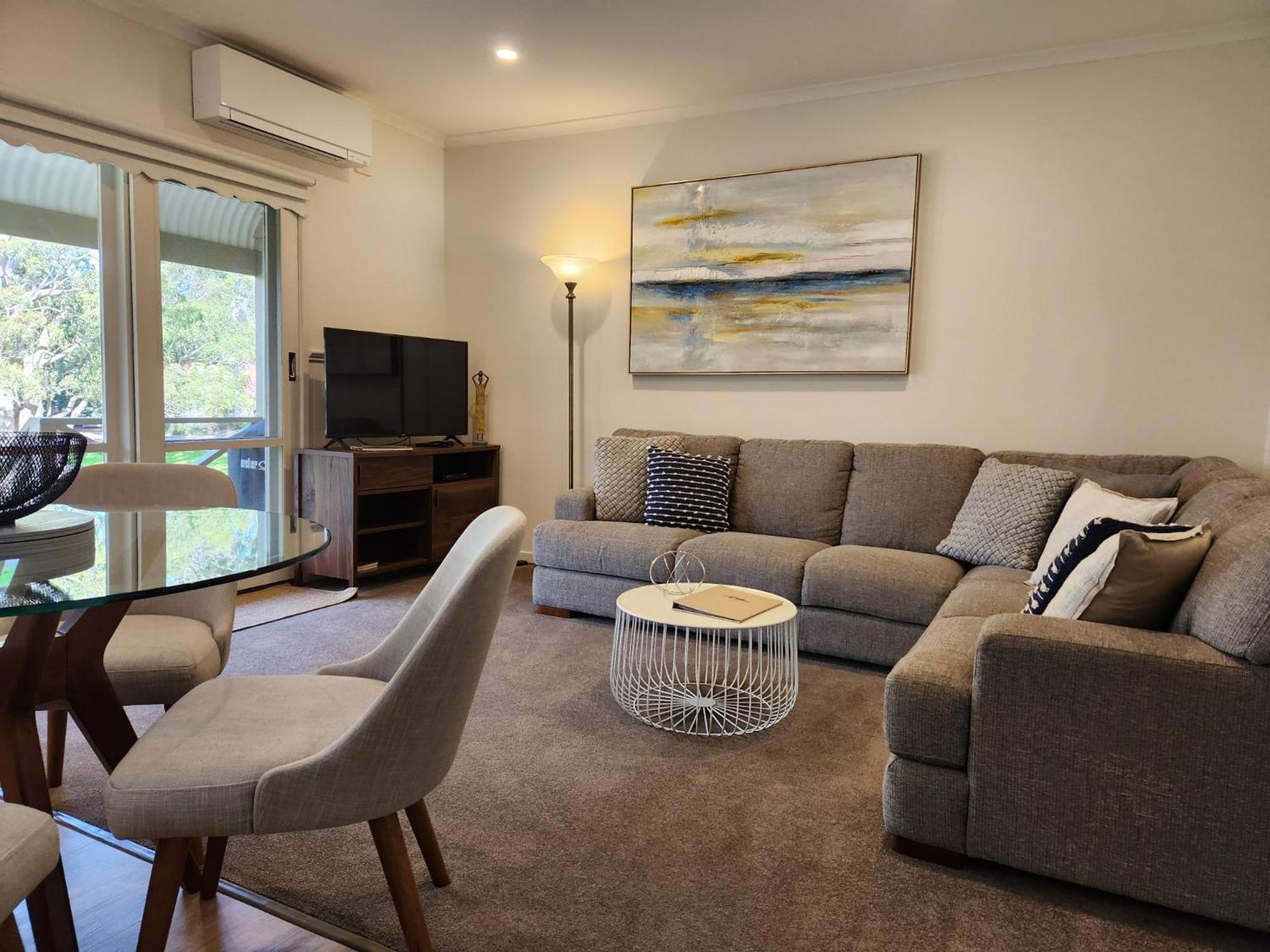Two-Bedroom Cottage – 8 photo 1