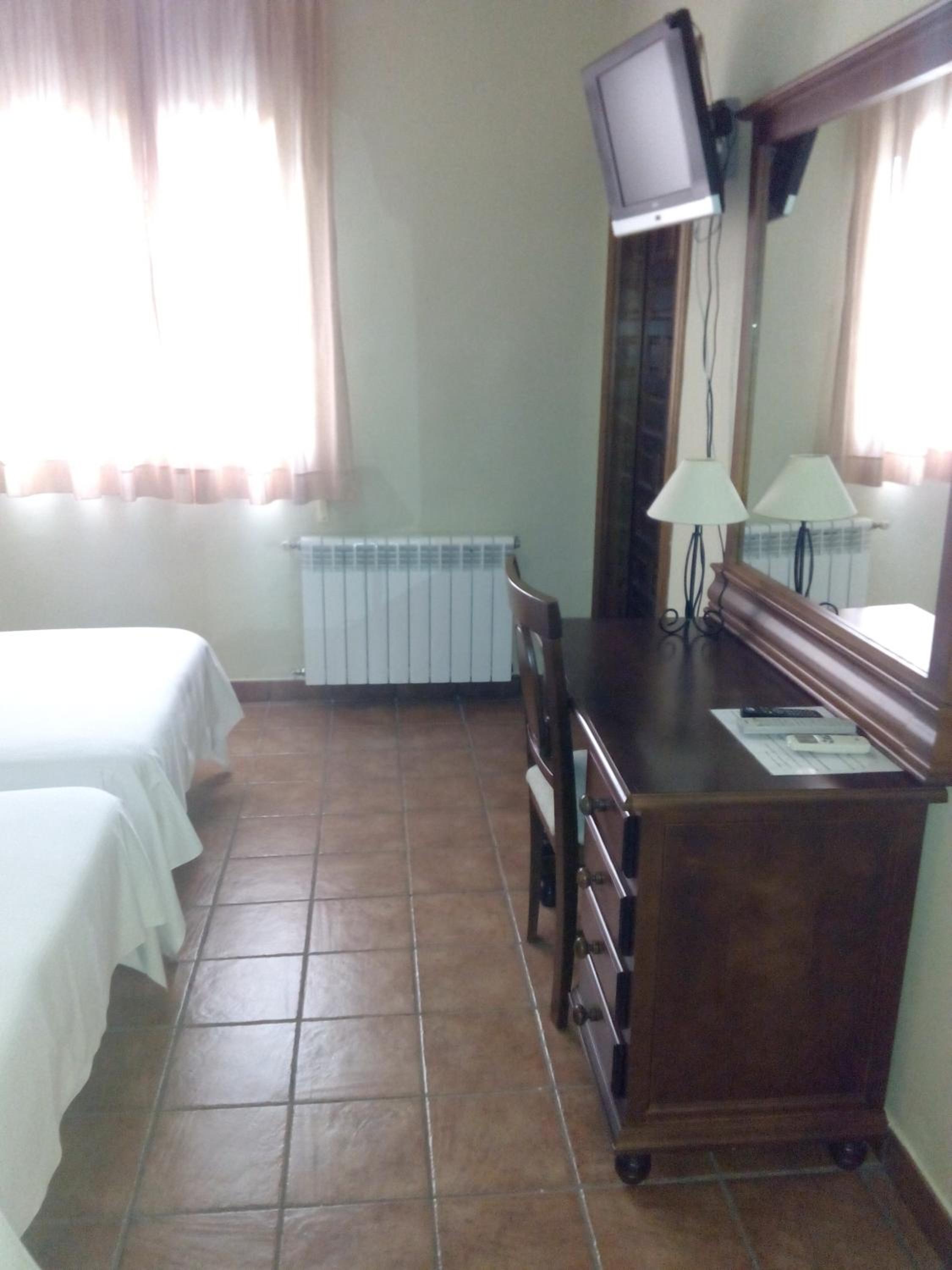 Double or Twin Room - Photo 5