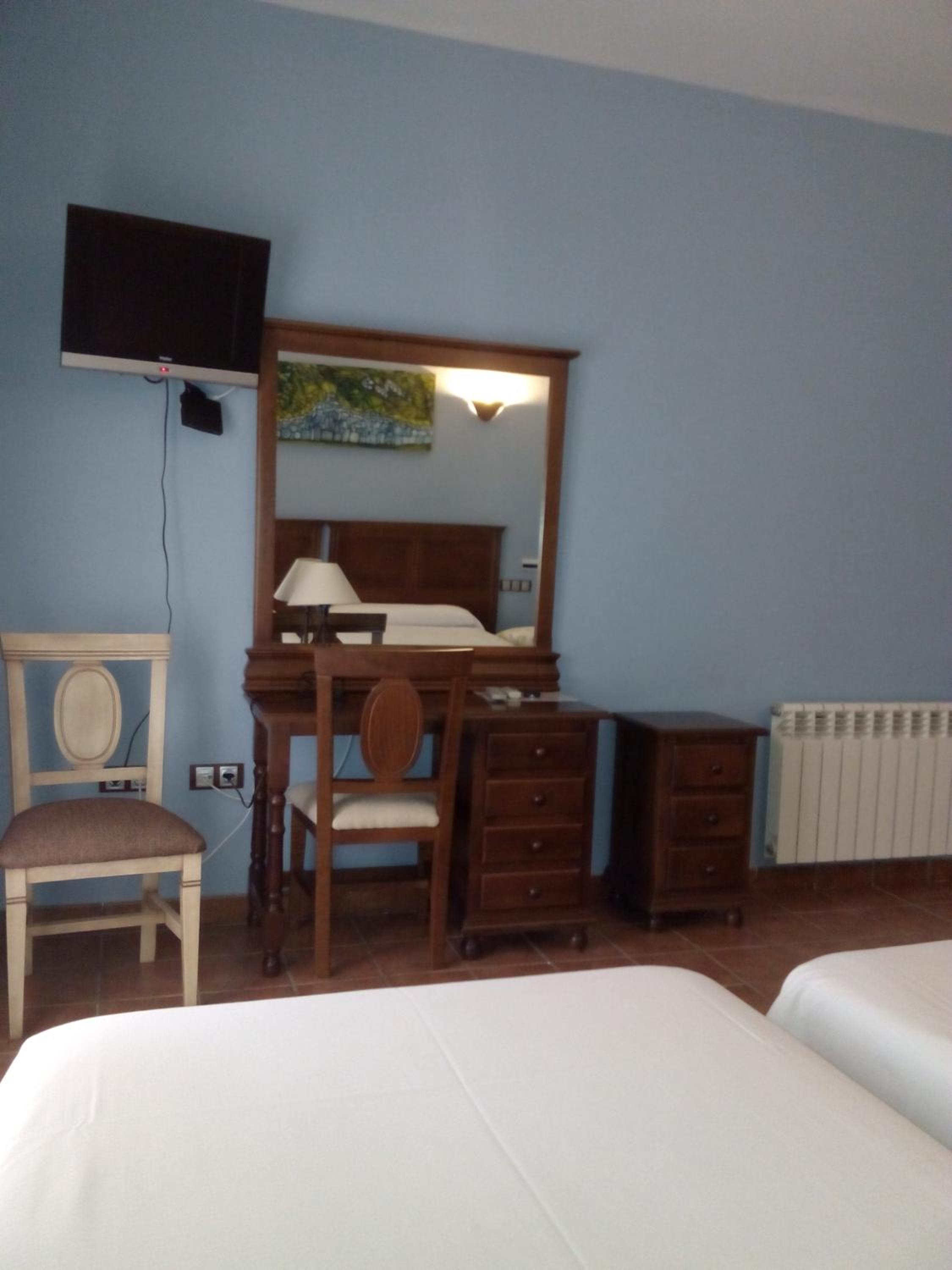 Double or Twin Room - Photo 13