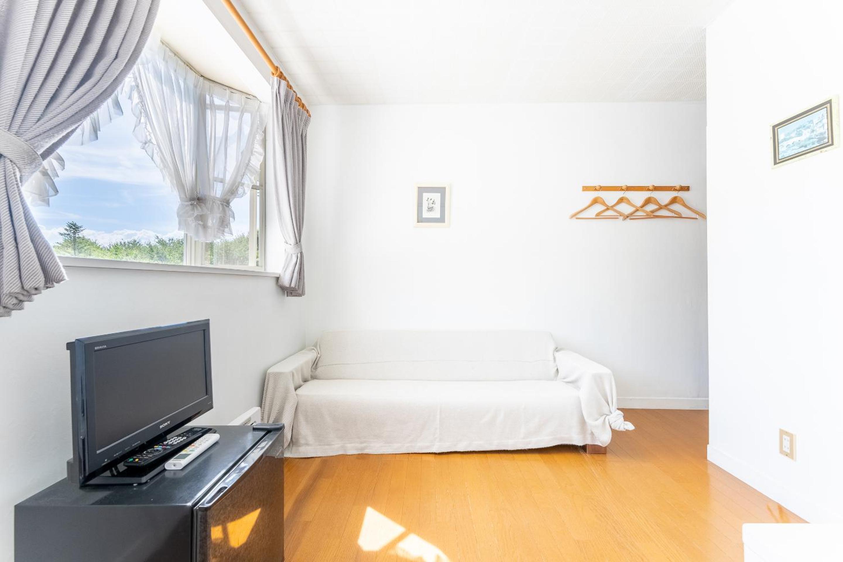 Twin Room - Photo 8
