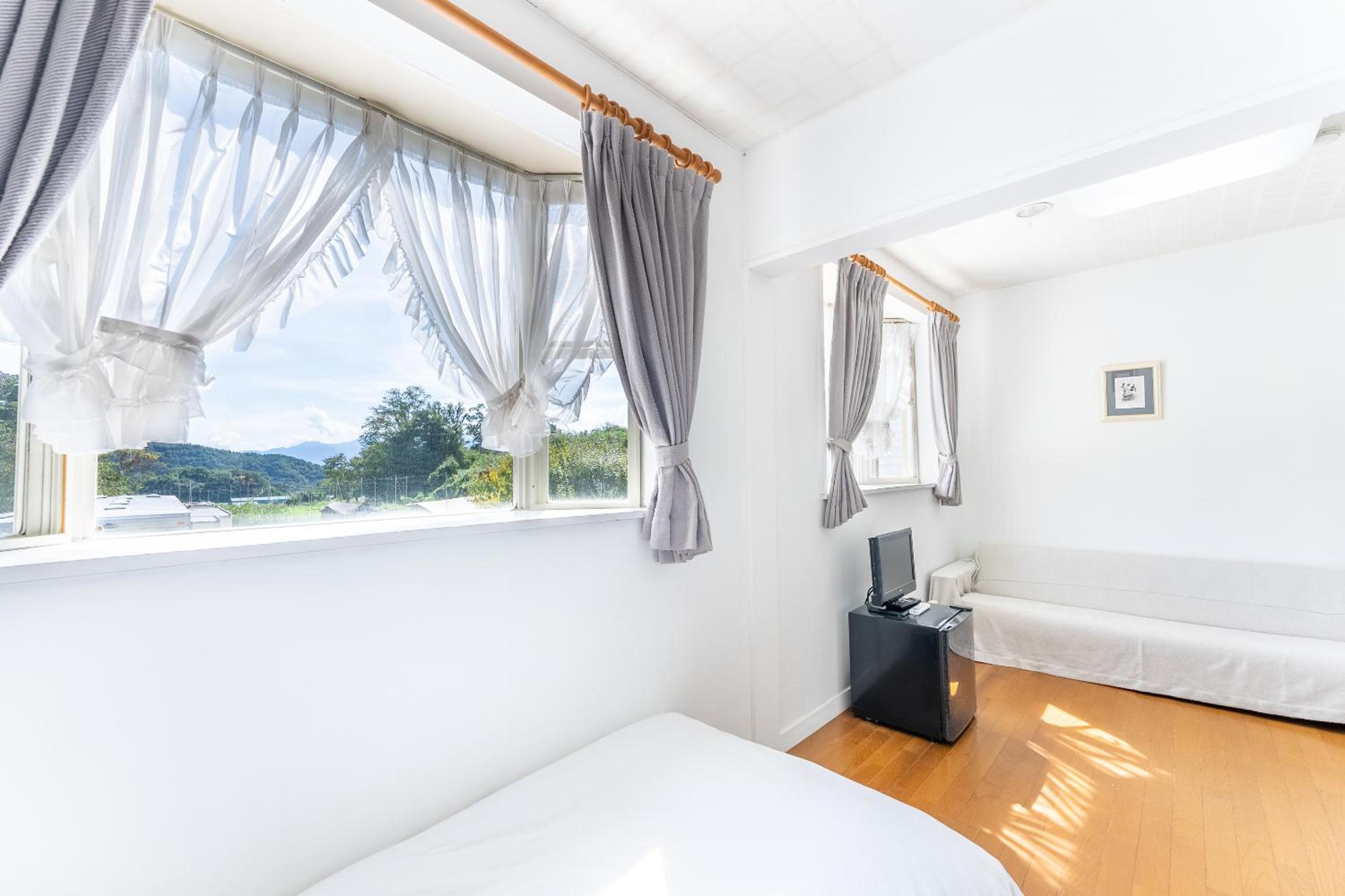 Twin Room - Photo 7