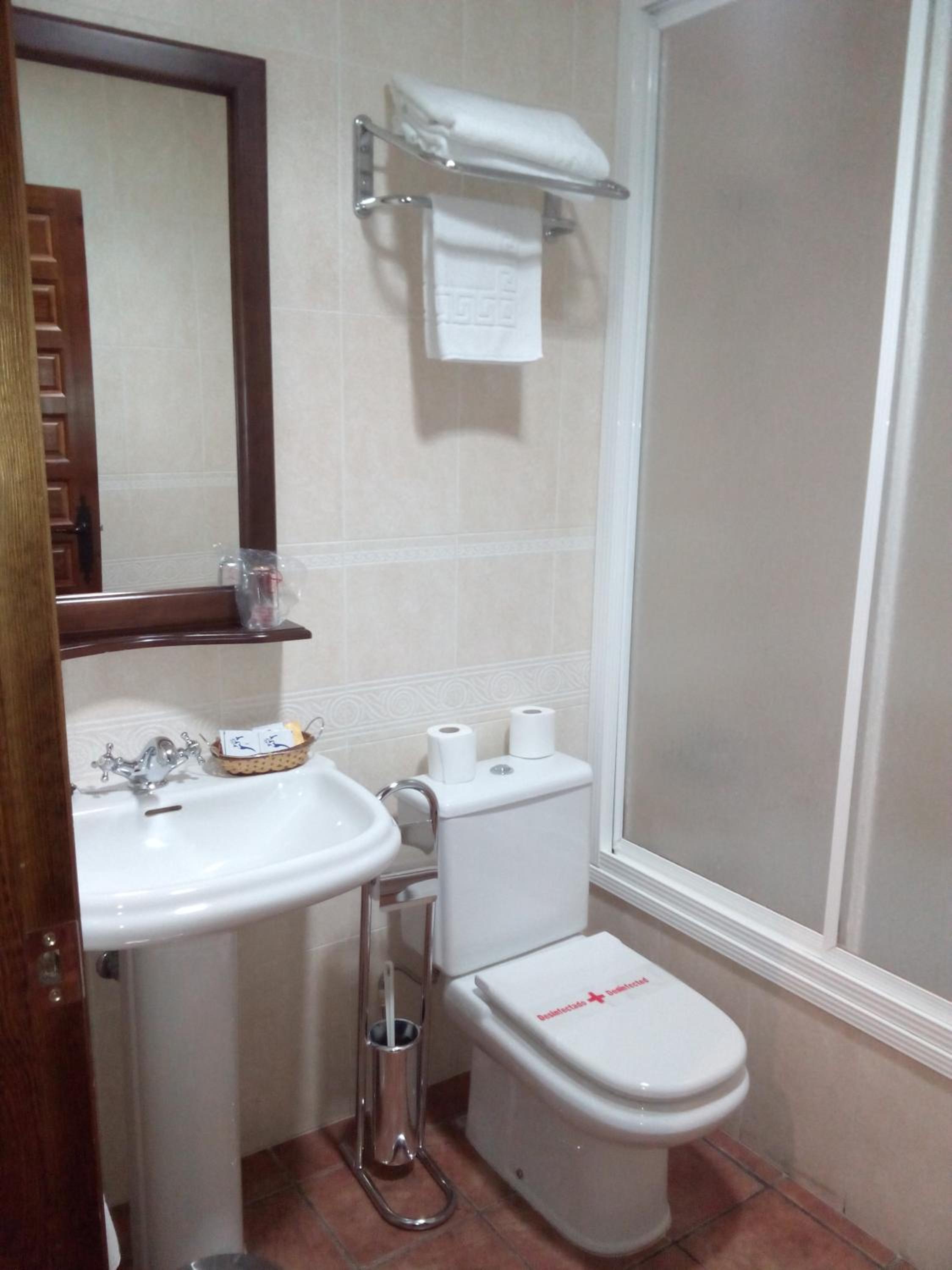 Double or Twin Room - Photo 7