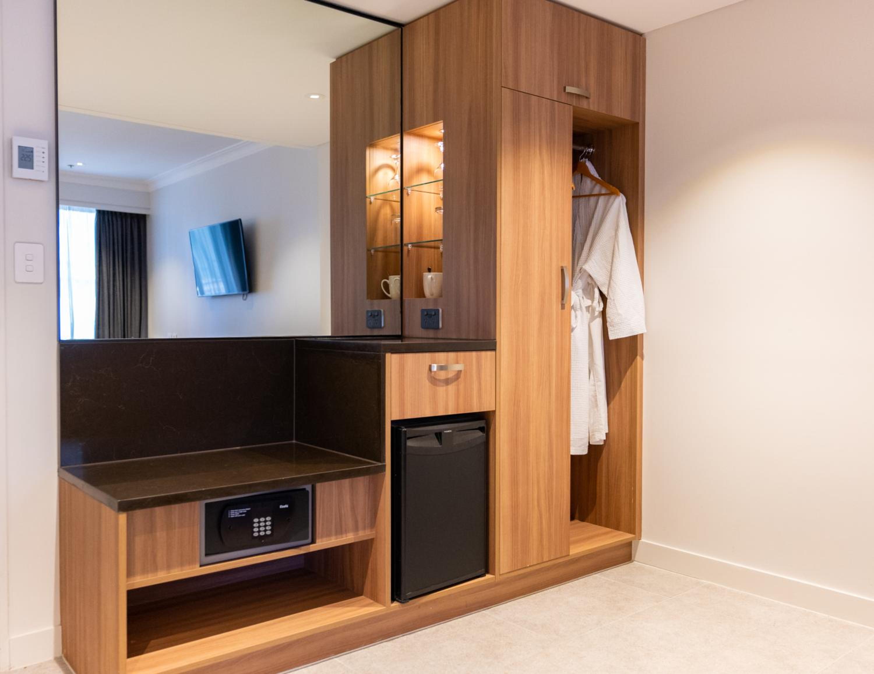 Executive Suite - Photo 9