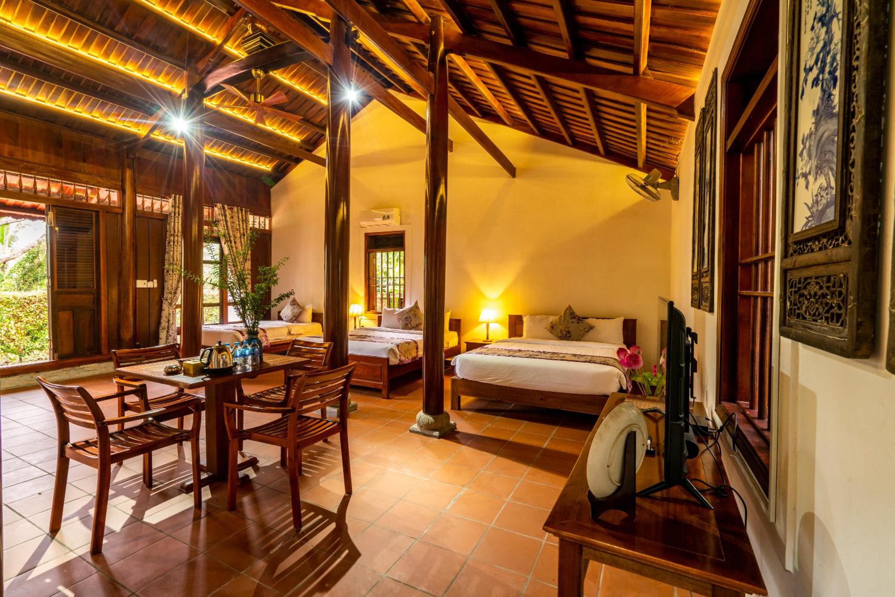 Triple Bungalow - Photo 1