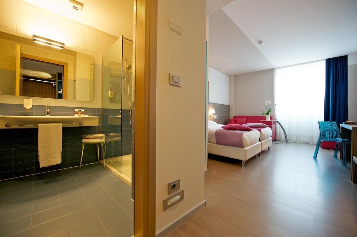 Standard Twin Room with Sofa - Photo 2