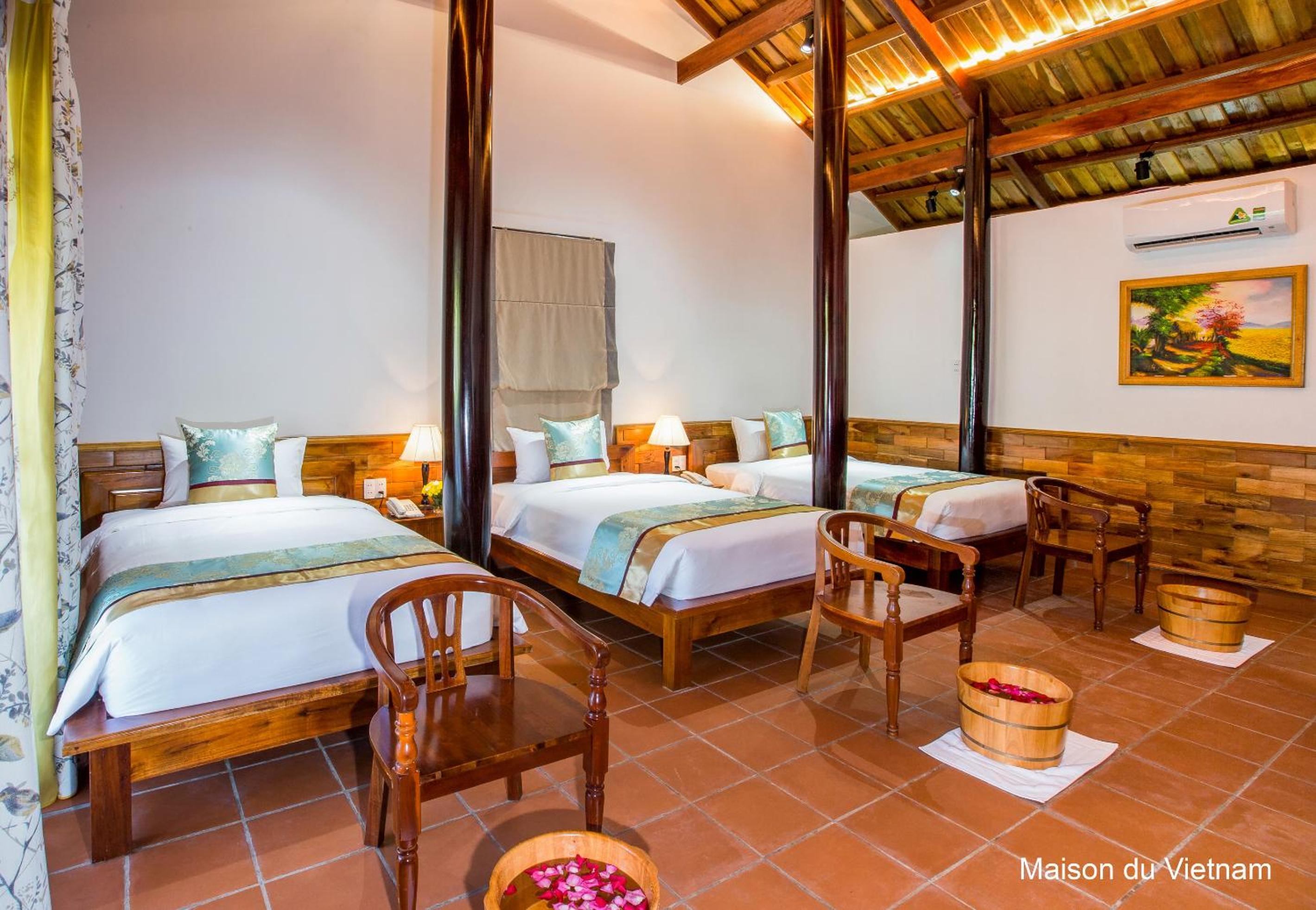 Triple Bungalow - Photo 2