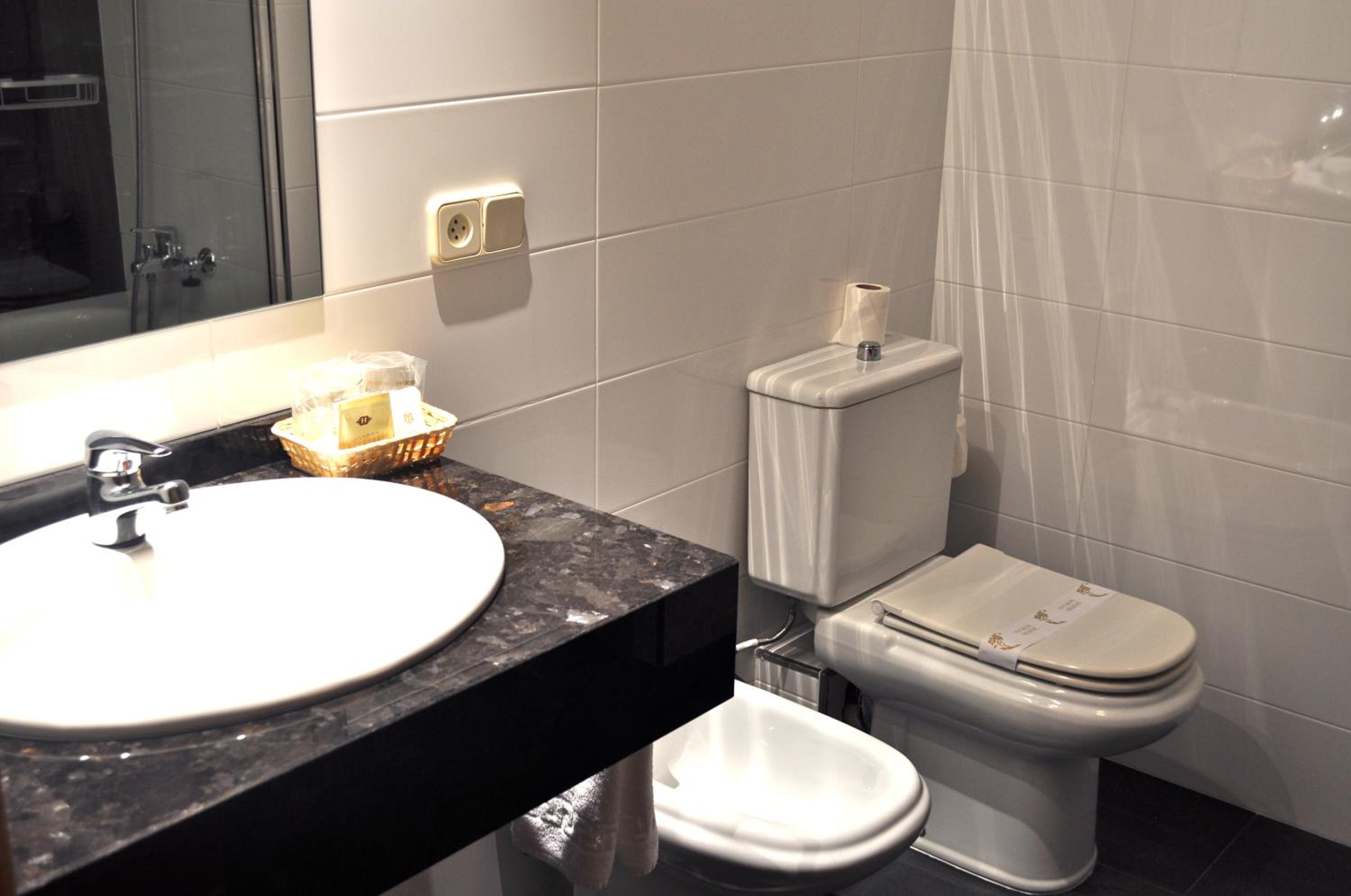 Double or Twin Room - Photo 10