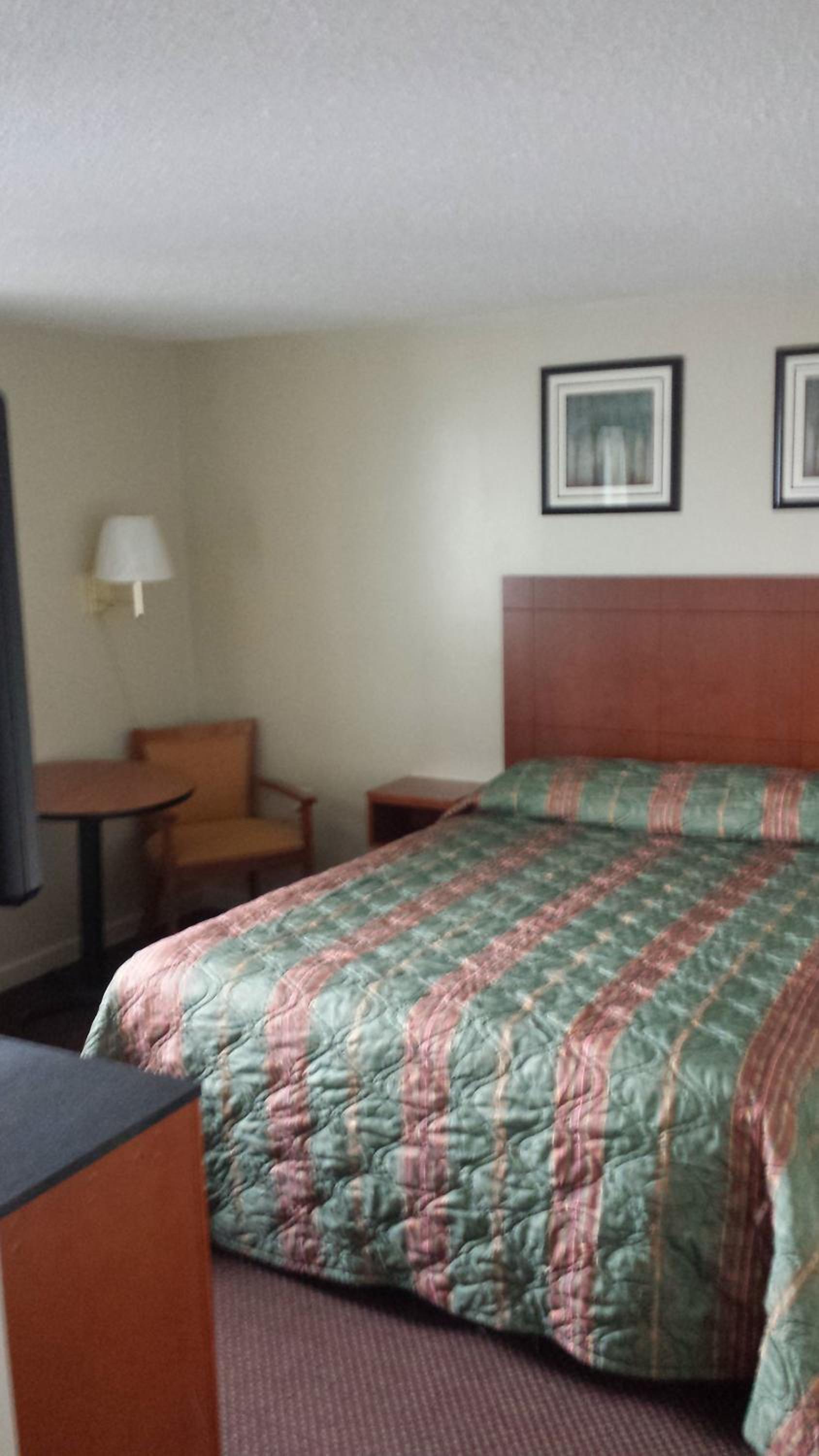 Queen Room - Non-Smoking photo 2