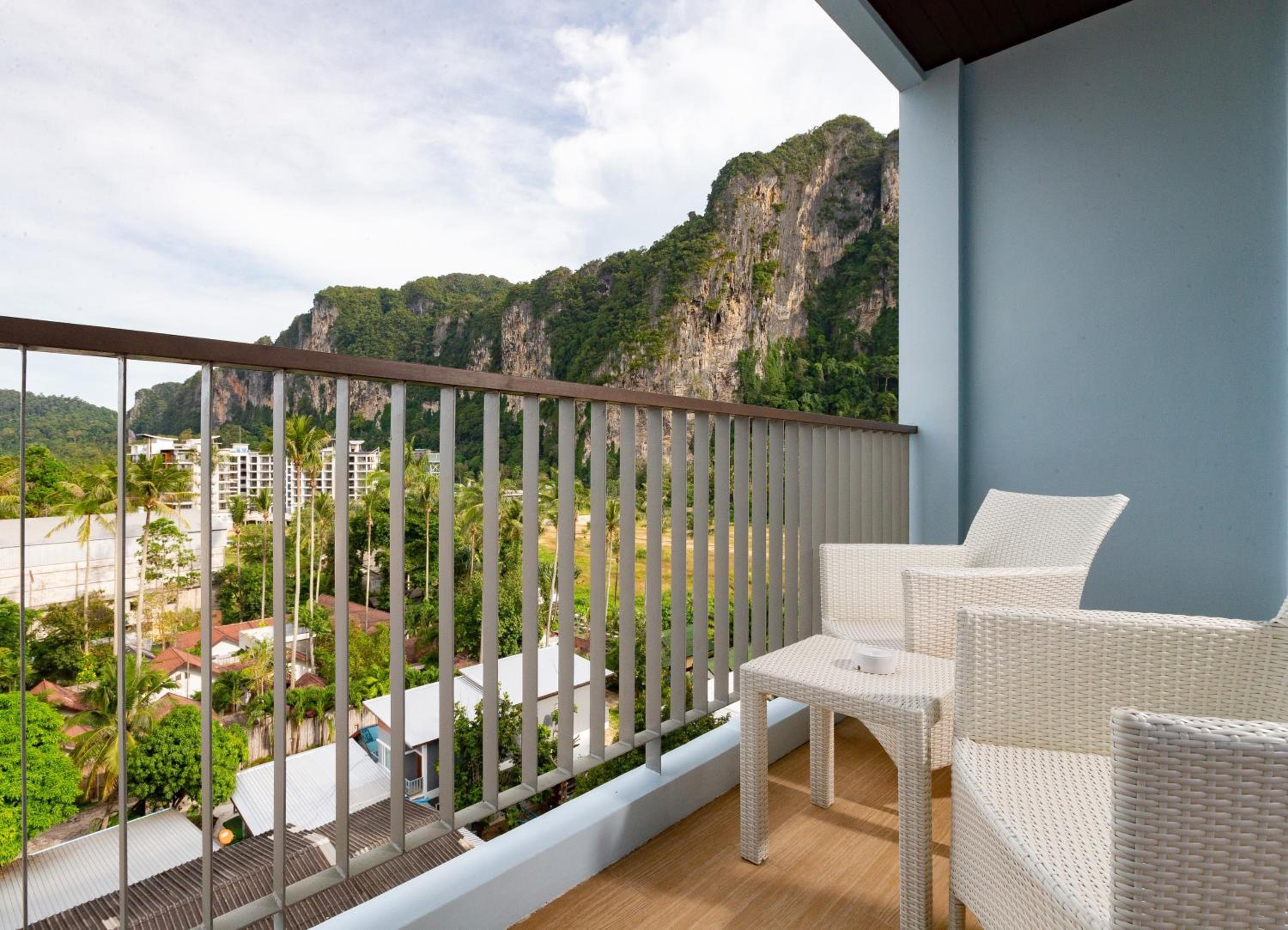 Deluxe Room with Balcony - Photo 7