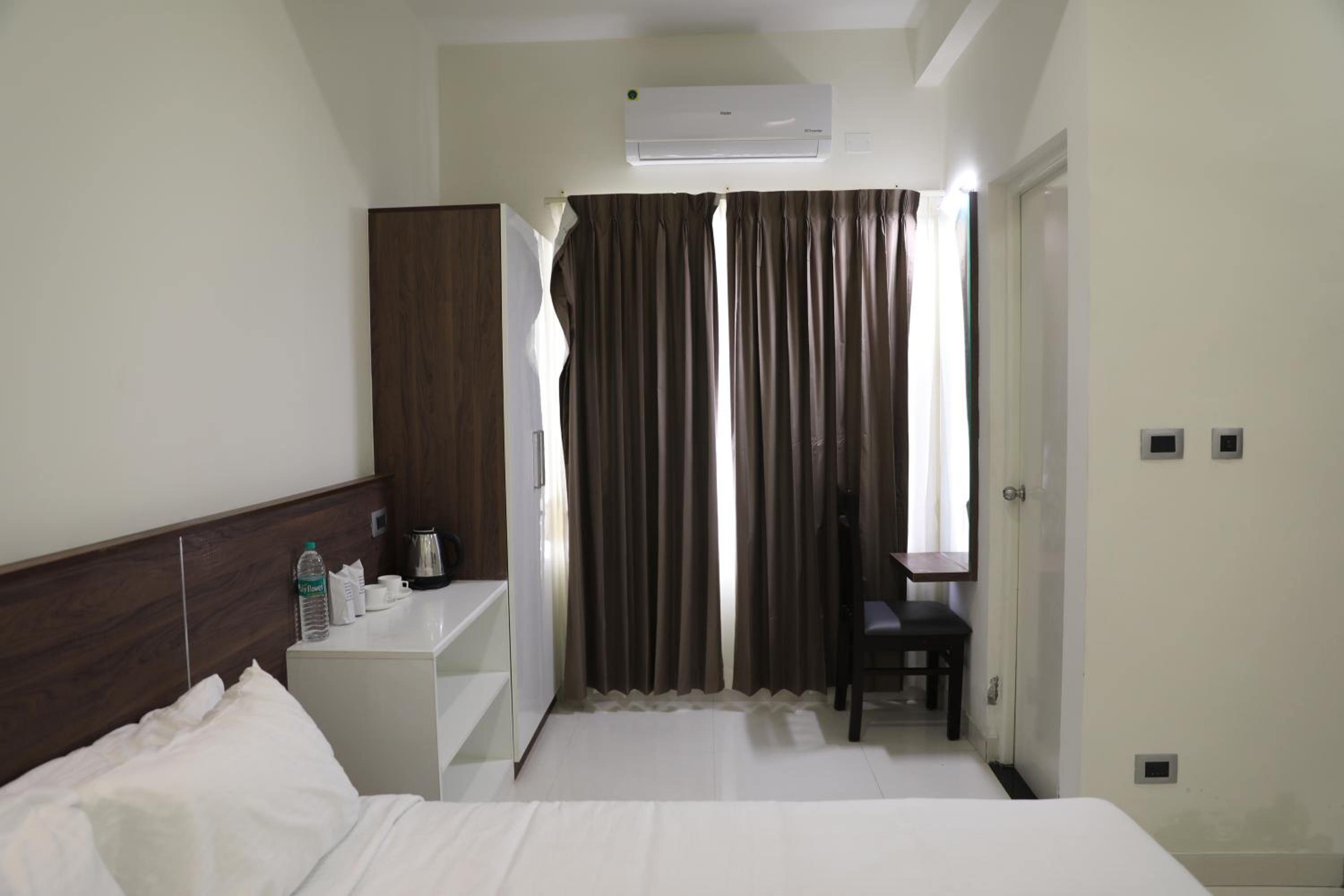 Deluxe Double Room (2 Adults + 1 Child) - Photo 1